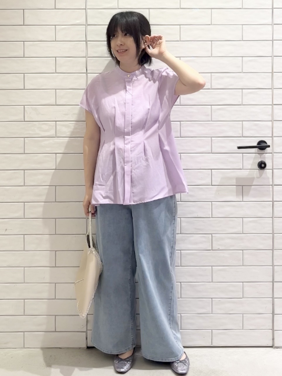 しおりさんの「OPAQUE.CLIP｜【接触冷感／吸水速乾】リネンライク タックフレンチスリーブブラウス《洗濯機OK》」を使ったコーディネート