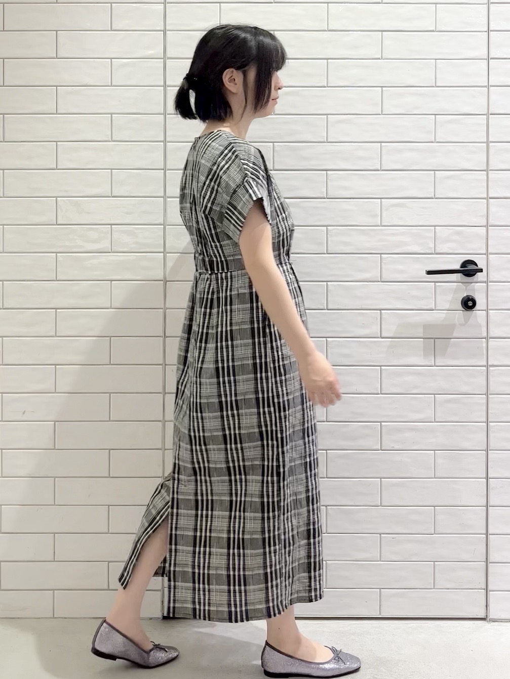 しおりさんの「OPAQUE.CLIP｜チェック柄Iラインシルエットワンピース【洗濯機OK】」を使ったコーディネート