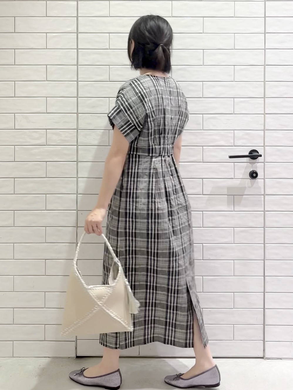 しおりさんの「OPAQUE.CLIP｜チェック柄Iラインシルエットワンピース【洗濯機OK】」を使ったコーディネート
