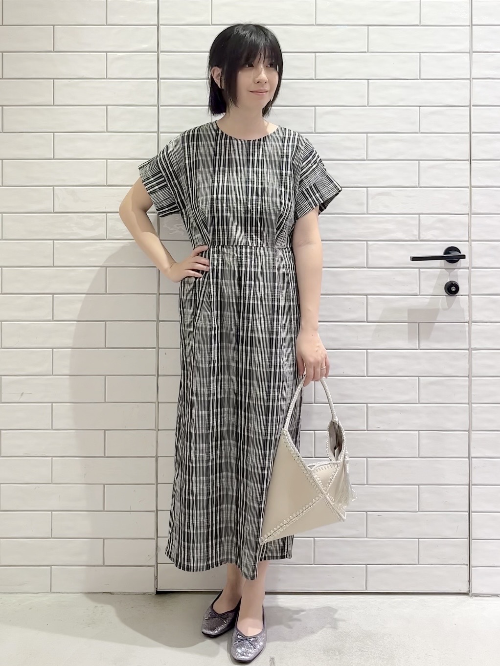 しおりさんの「OPAQUE.CLIP｜チェック柄Iラインシルエットワンピース【洗濯機OK】」を使ったコーディネート