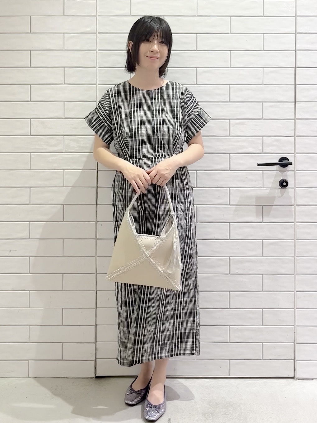 しおりさんの「OPAQUE.CLIP｜チェック柄Iラインシルエットワンピース【洗濯機OK】」を使ったコーディネート