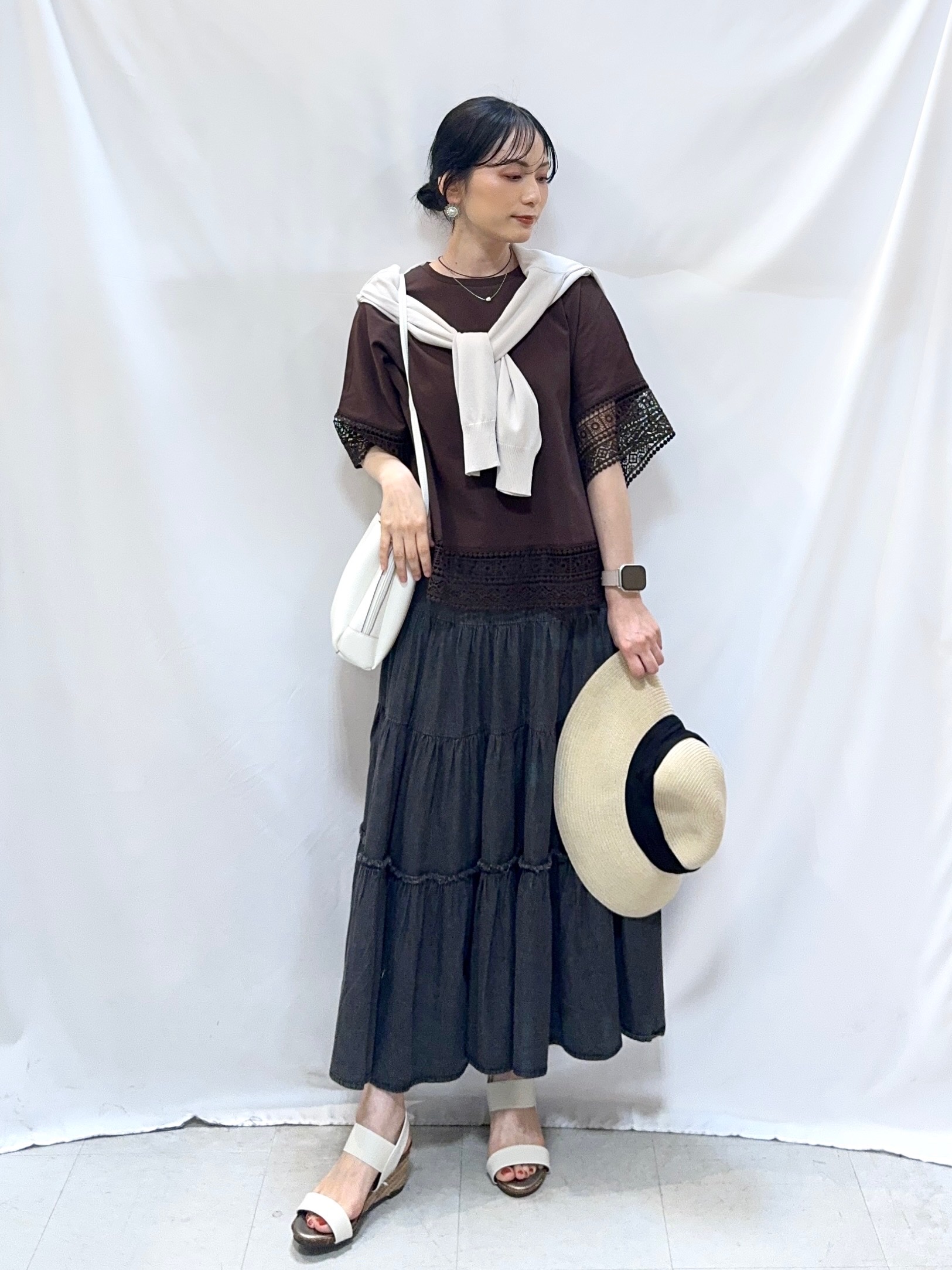 𝐇𝐢𝐫𝐨𝐦𝐢さんの「SHOO･LA･RUE｜【洗濯機可/UV】さらっとしたタッチが心地よい ショート丈 Vネックカーディガン」を使ったコーディネート