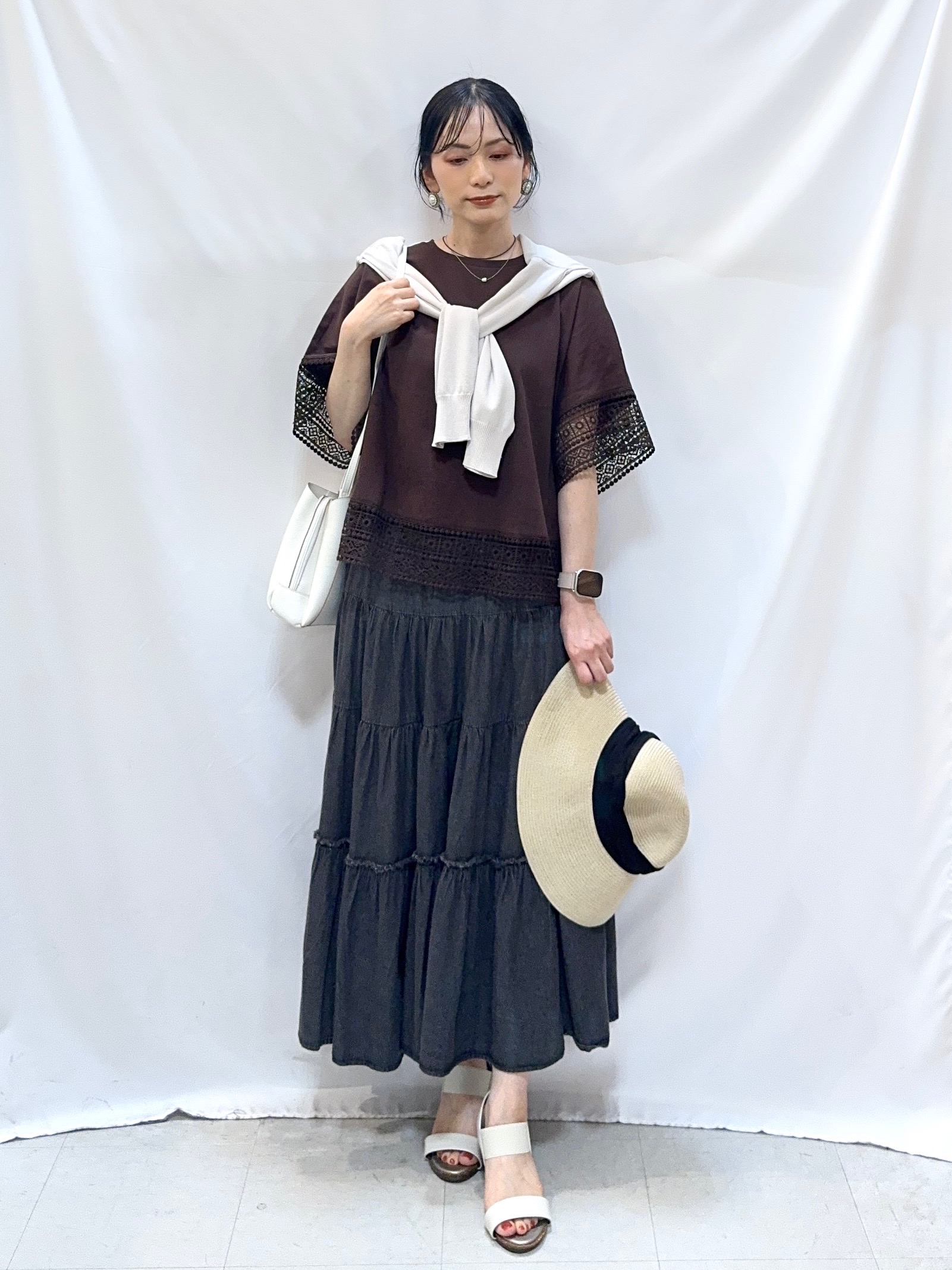 𝐇𝐢𝐫𝐨𝐦𝐢さんの「SHOO･LA･RUE｜【洗濯機可/UV】さらっとしたタッチが心地よい ショート丈 Vネックカーディガン」を使ったコーディネート