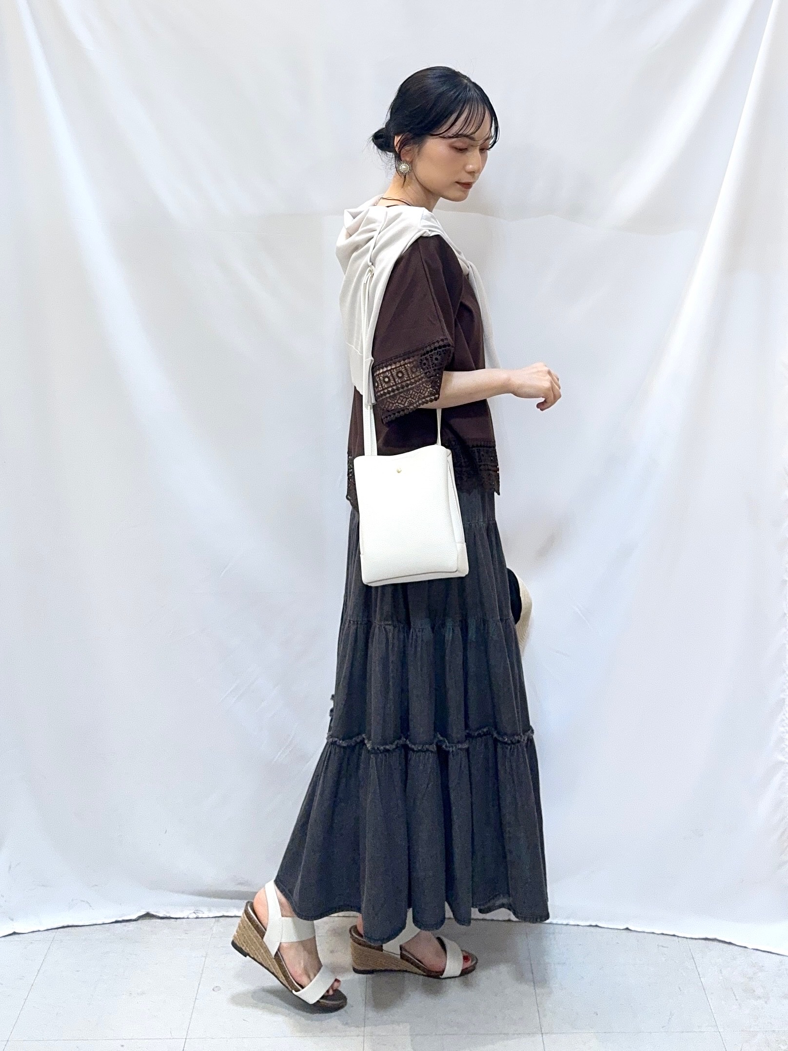𝐇𝐢𝐫𝐨𝐦𝐢さんの「SHOO･LA･RUE｜【洗濯機可/UV】さらっとしたタッチが心地よい ショート丈 Vネックカーディガン」を使ったコーディネート