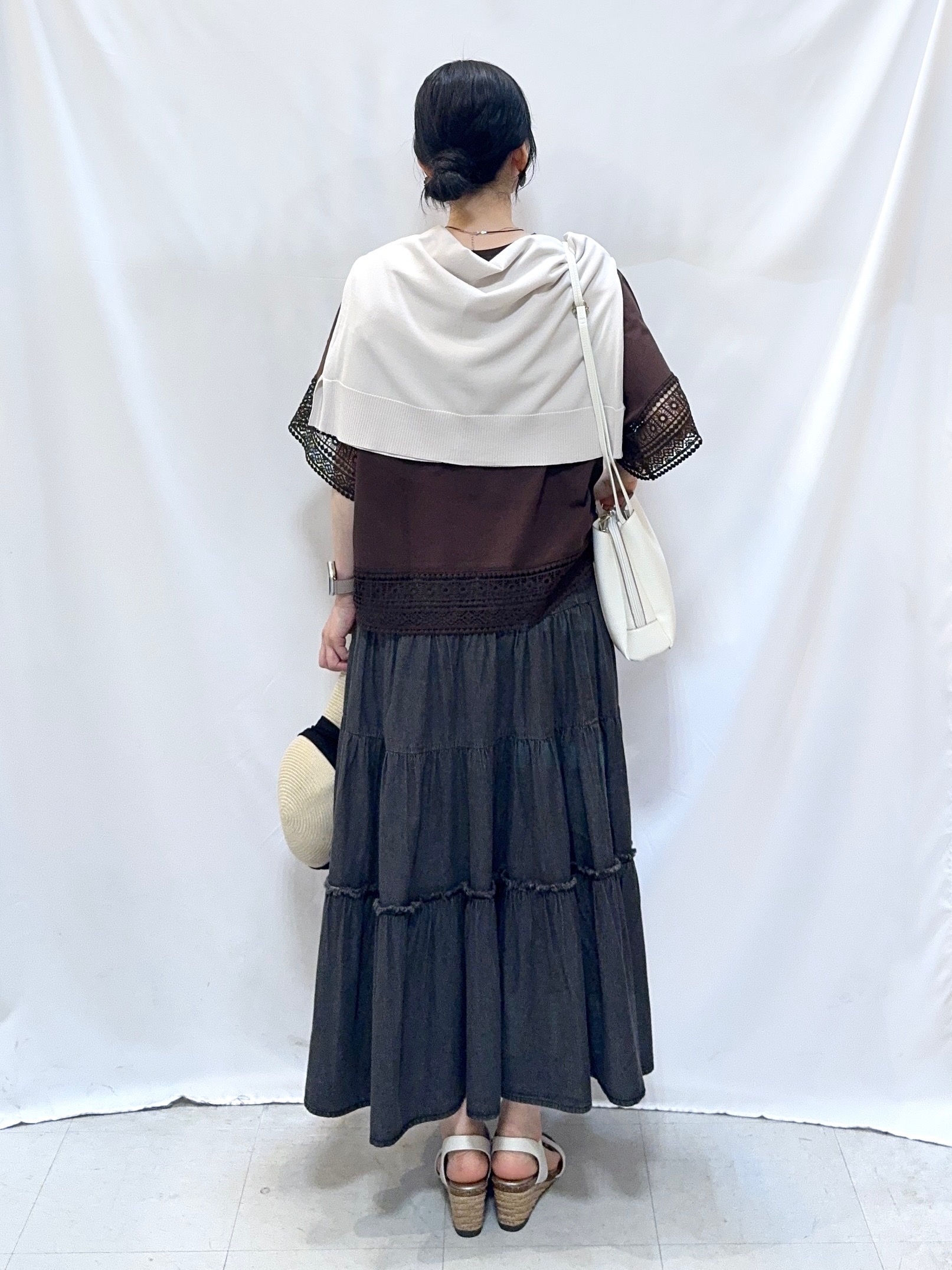 𝐇𝐢𝐫𝐨𝐦𝐢さんの「SHOO･LA･RUE｜【洗濯機可/UV】さらっとしたタッチが心地よい ショート丈 Vネックカーディガン」を使ったコーディネート