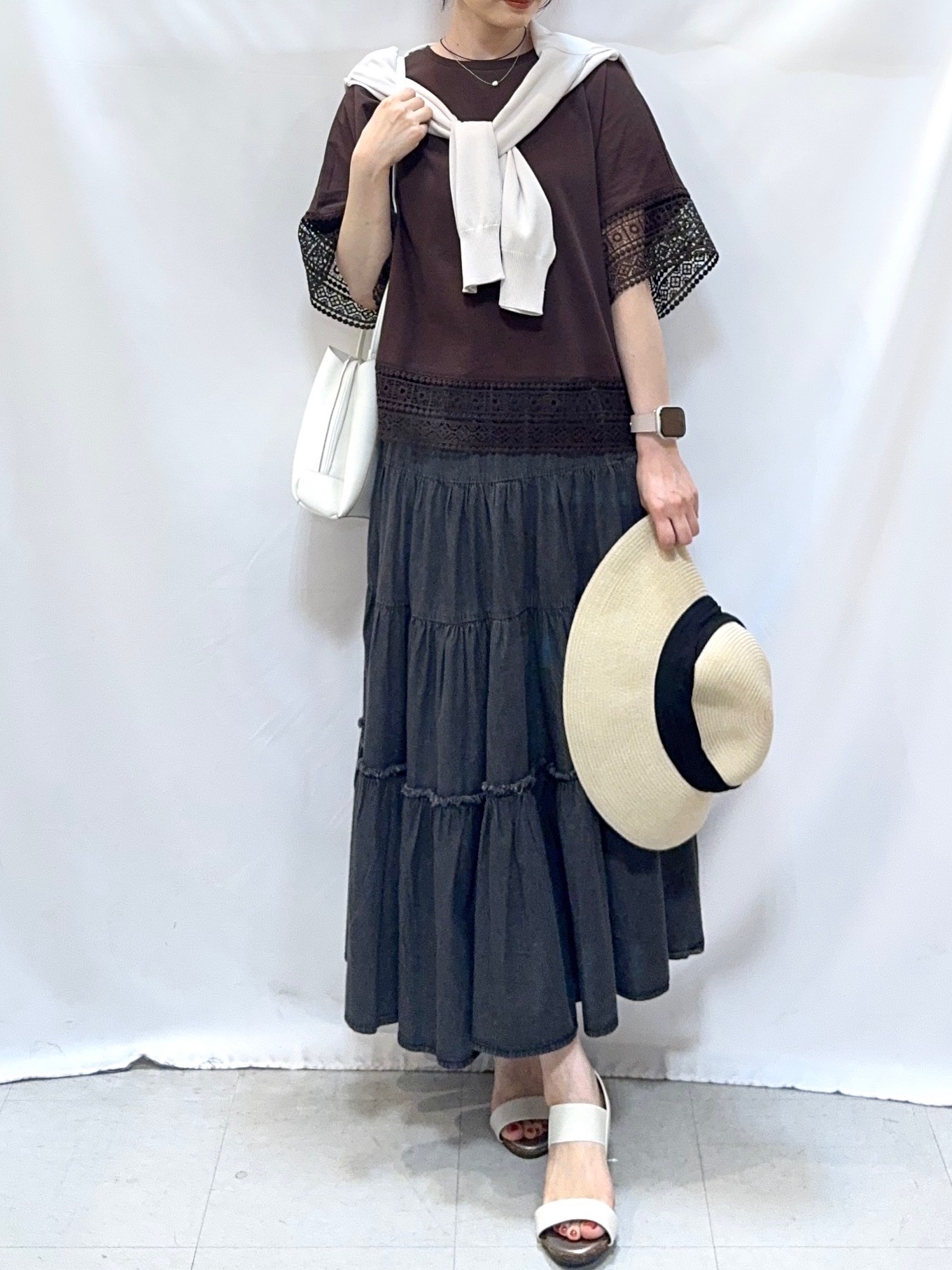 𝐇𝐢𝐫𝐨𝐦𝐢さんの「SHOO･LA･RUE｜【洗濯機可/UV】さらっとしたタッチが心地よい ショート丈 Vネックカーディガン」を使ったコーディネート