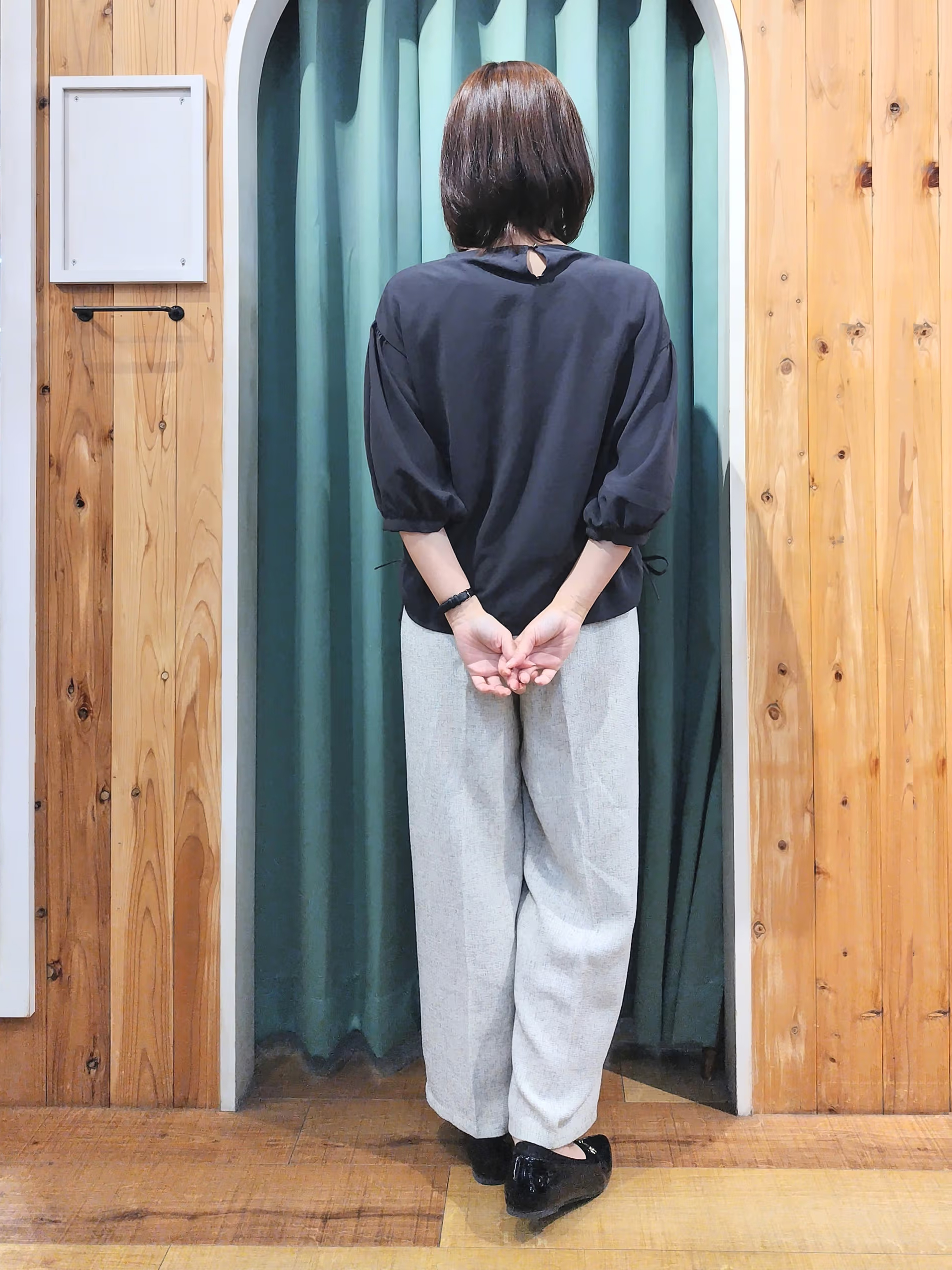 ショーコラさんの「SHOO･LA･RUE｜【セットアップ可/S-LL/洗濯機可】体型カバーも叶う さらり麻調シャーリングブラウス」を使ったコーディネート