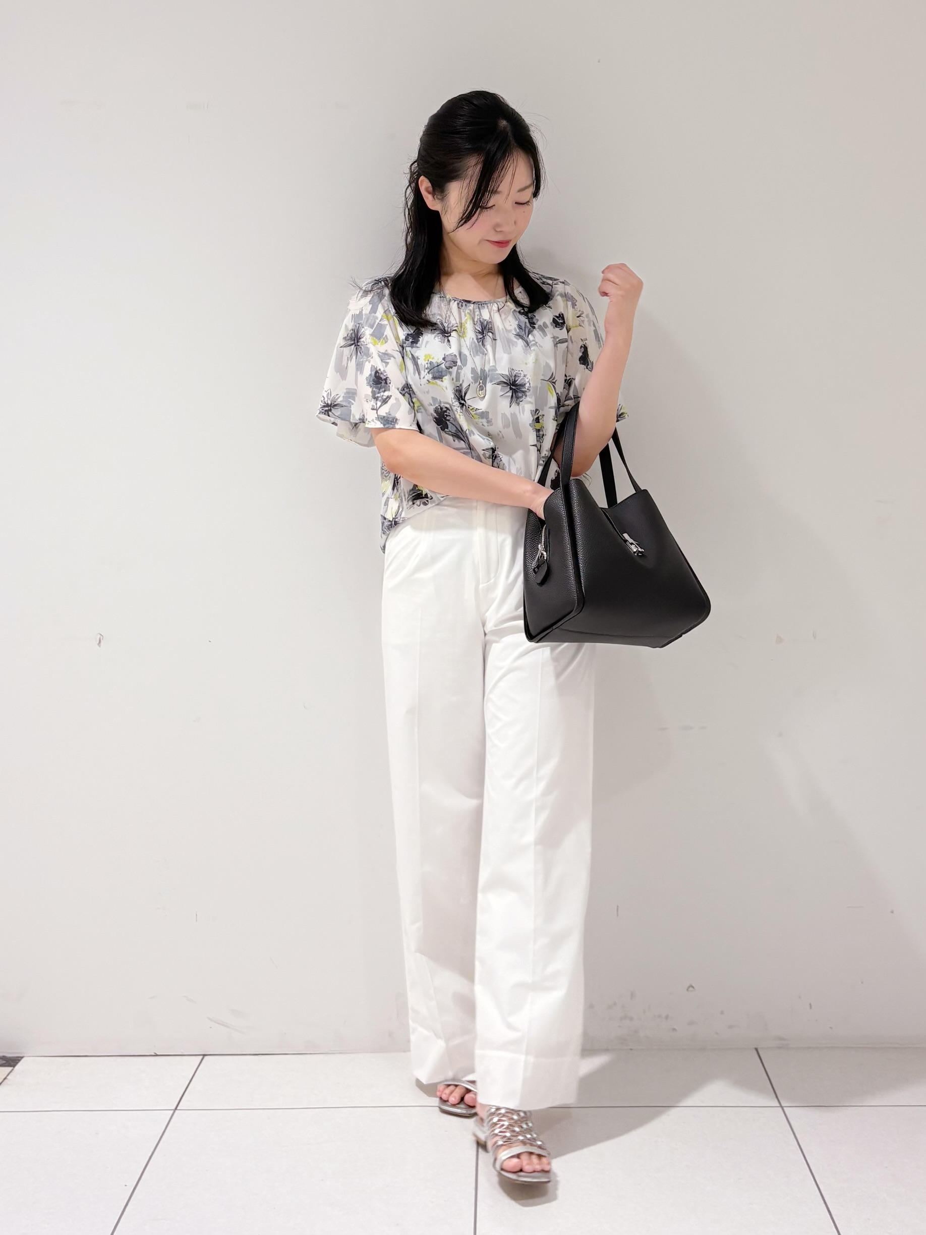 momokoさんの「INDIVI｜【洗える／SETUP可能】アートフラワープリントブラウス」を使ったコーディネート