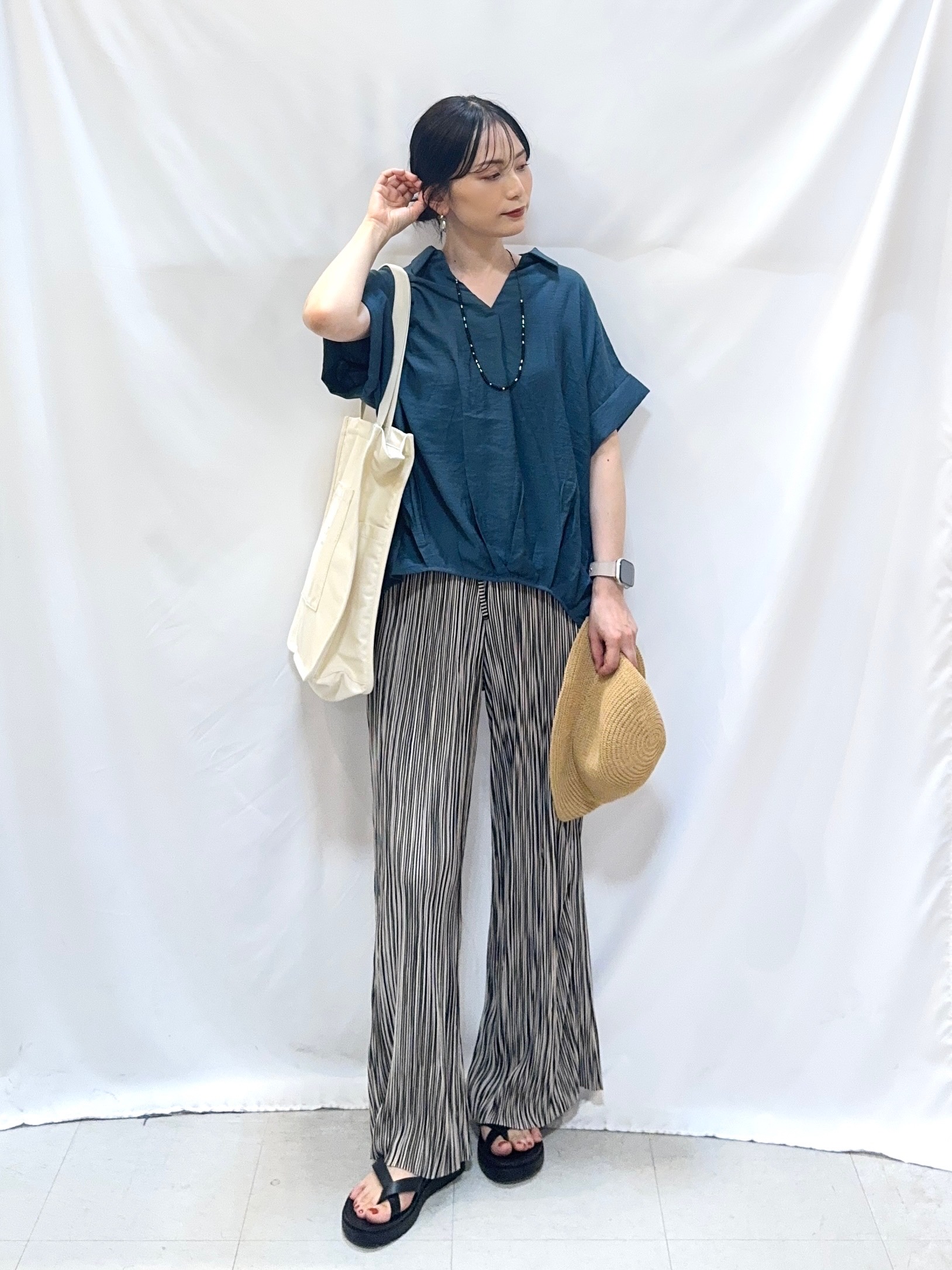 𝐇𝐢𝐫𝐨𝐦𝐢さんの「SHOO･LA･RUE｜【S-LL/洗濯機可】インせず着られる 裾タック スキッパーシャツ」を使ったコーディネート