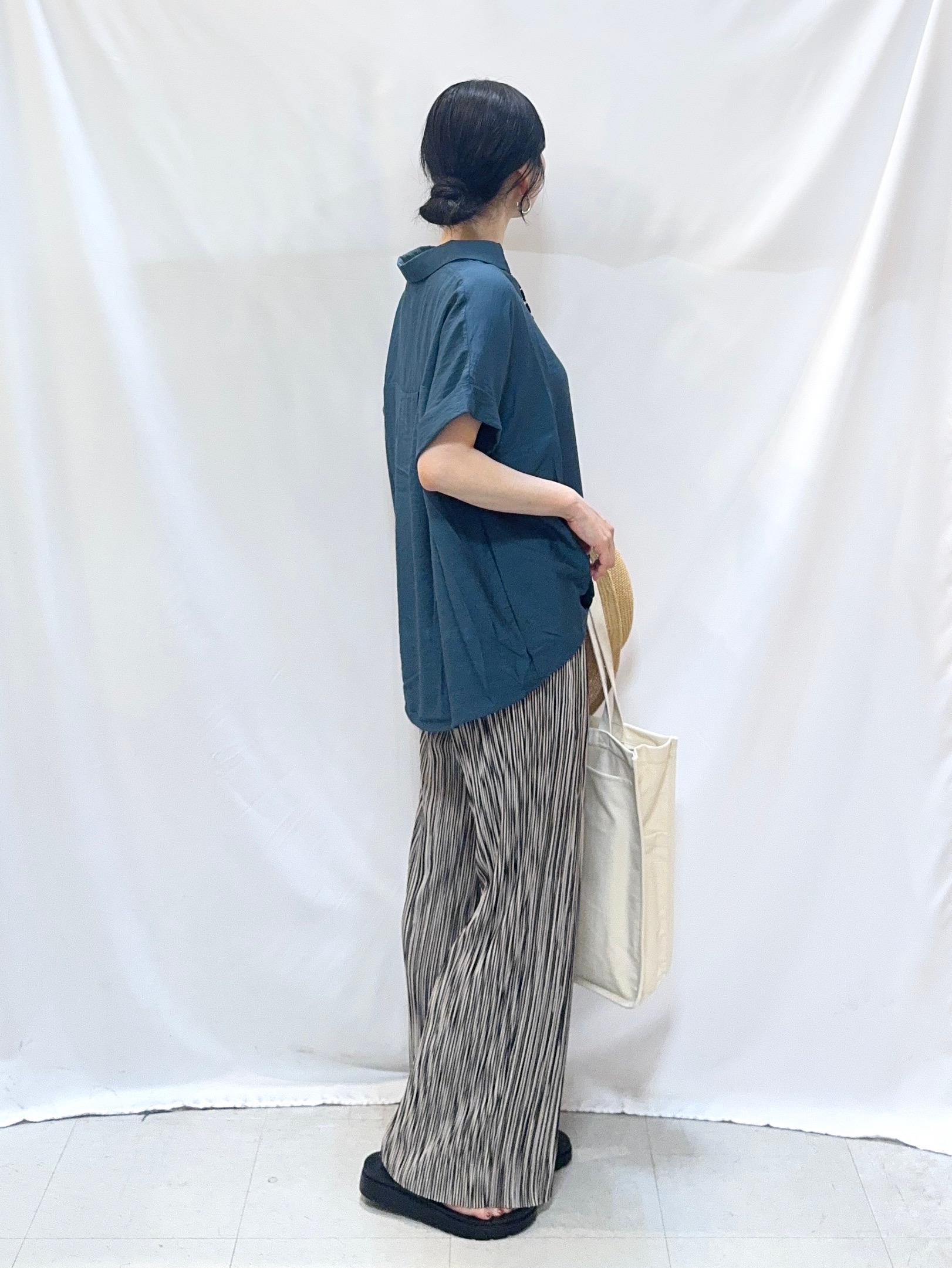 𝐇𝐢𝐫𝐨𝐦𝐢さんの「SHOO･LA･RUE｜【S-LL/洗濯機可】インせず着られる 裾タック スキッパーシャツ」を使ったコーディネート