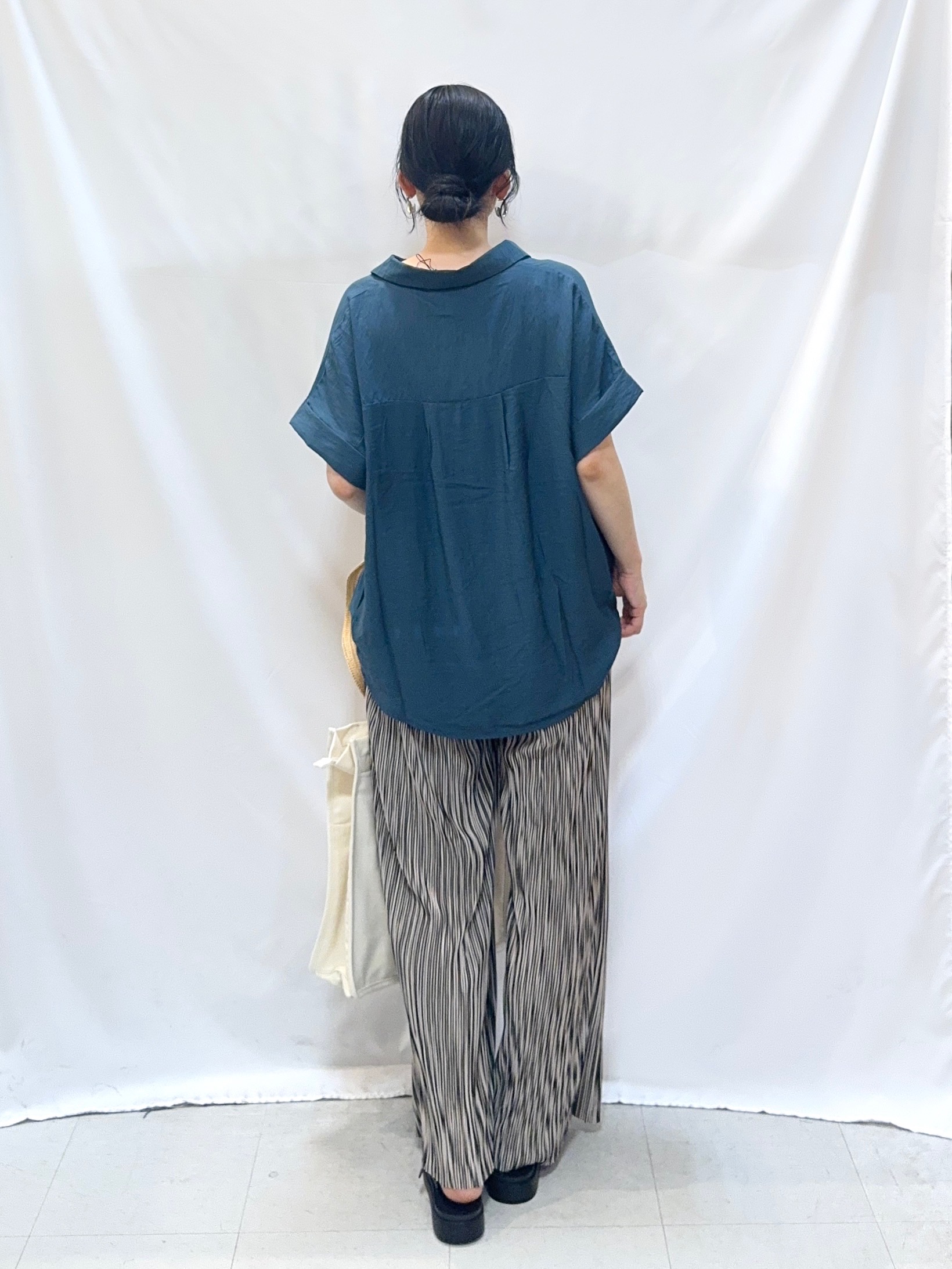 𝐇𝐢𝐫𝐨𝐦𝐢さんの「SHOO･LA･RUE｜【S-LL/洗濯機可】インせず着られる 裾タック スキッパーシャツ」を使ったコーディネート
