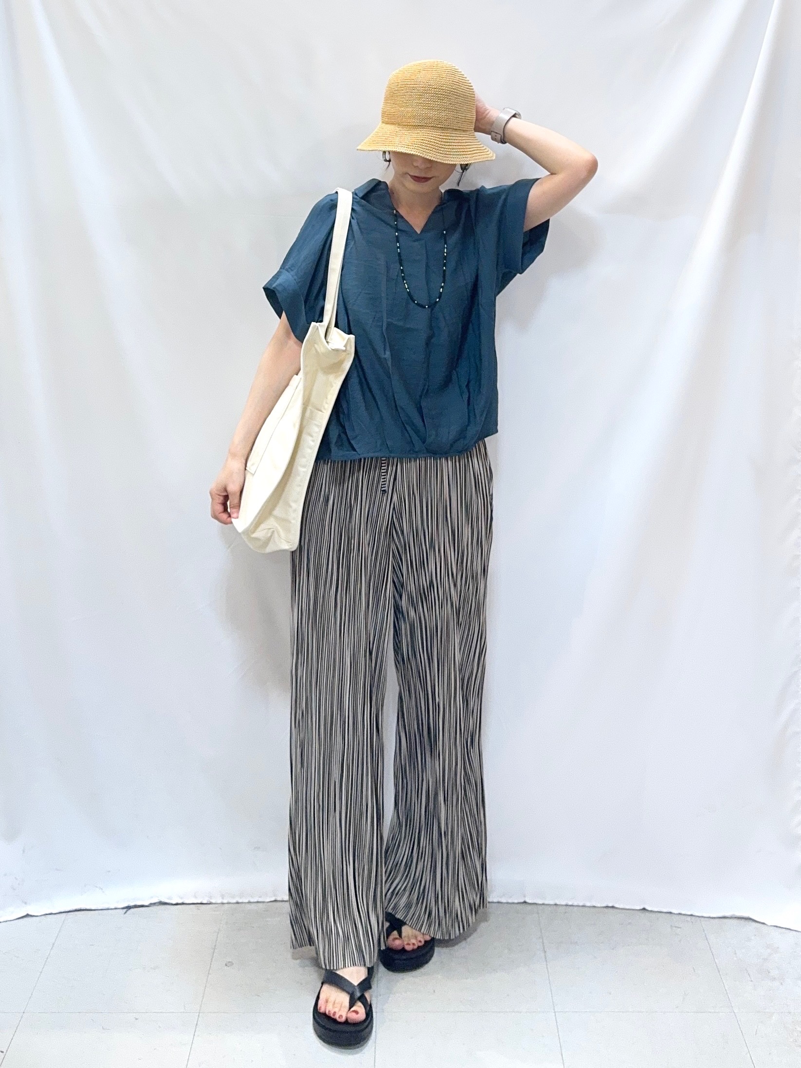 𝐇𝐢𝐫𝐨𝐦𝐢さんの「SHOO･LA･RUE｜【S-LL/洗濯機可】インせず着られる 裾タック スキッパーシャツ」を使ったコーディネート