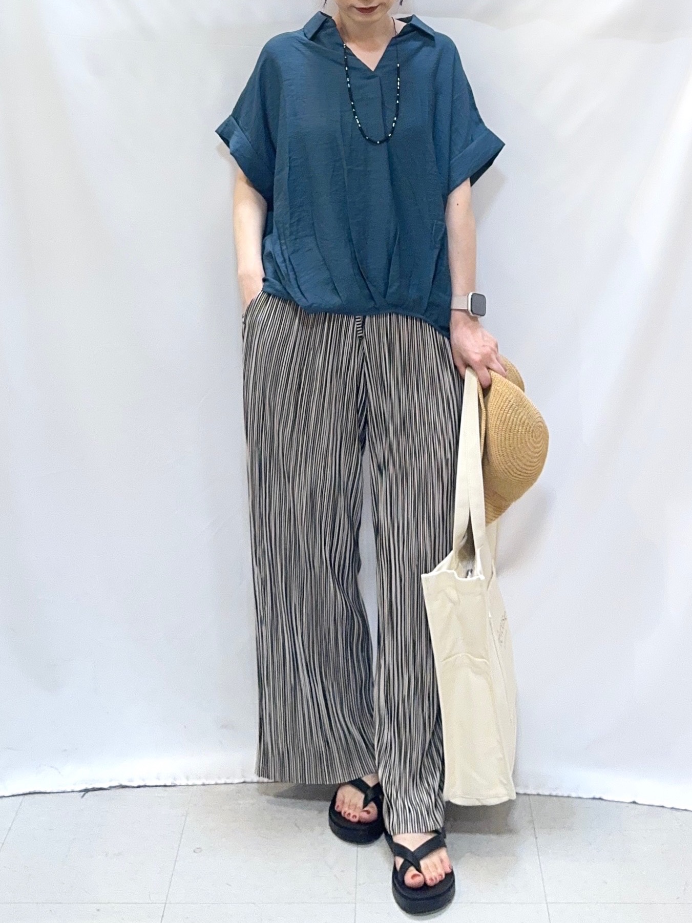 𝐇𝐢𝐫𝐨𝐦𝐢さんの「SHOO･LA･RUE｜【S-LL/洗濯機可】インせず着られる 裾タック スキッパーシャツ」を使ったコーディネート