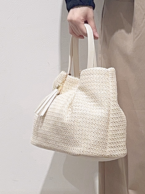 HITOMIさんの「grove｜気温調整にも◎ブラウス感覚で羽織れるシアーブルゾン」を使ったコーディネート