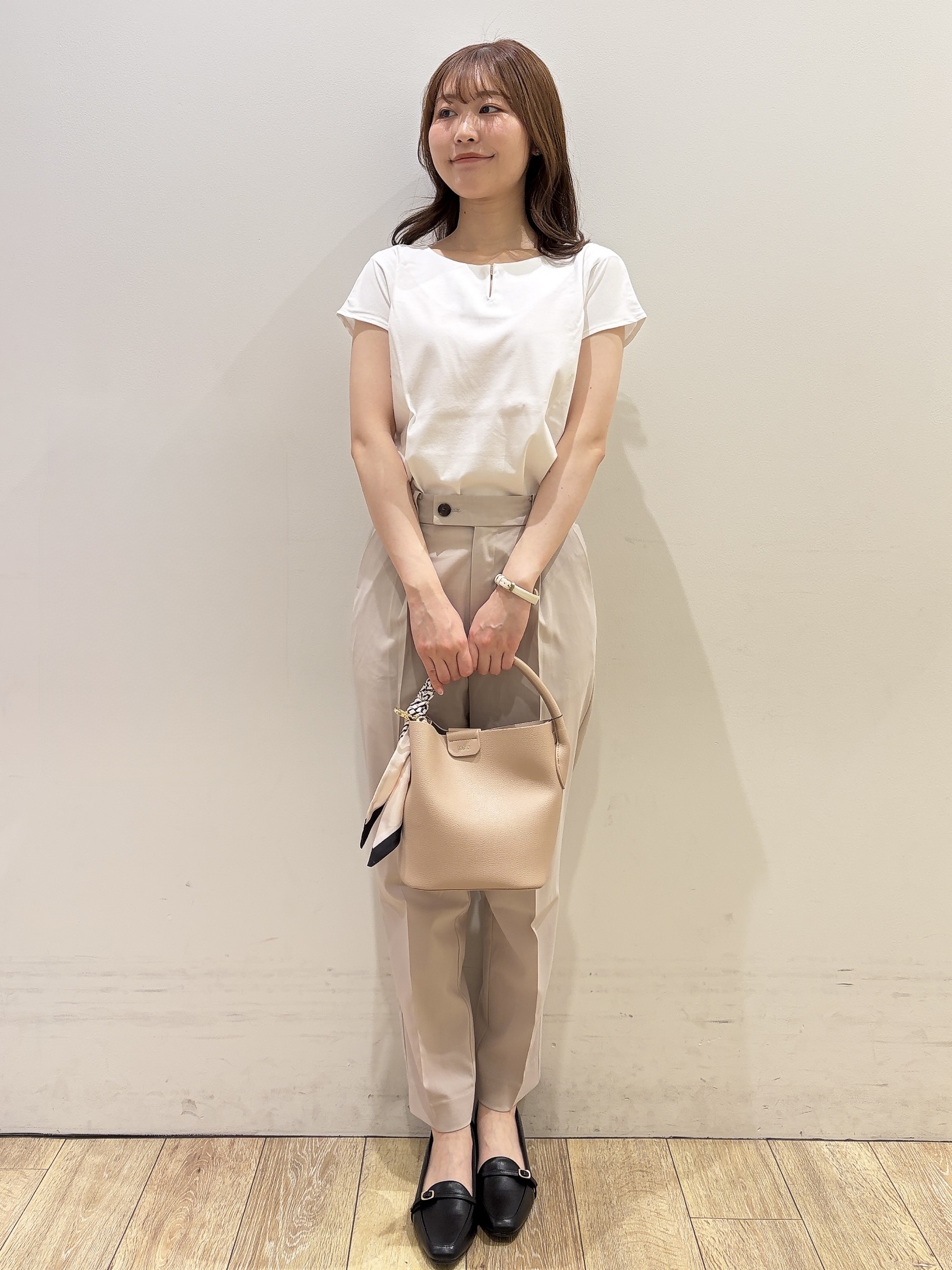 MOMOさんの「index｜【接触冷感】ビジューキーネックフレンチトップス《UVケア／洗濯機OK／XS～3L／8col》」を使ったコーディネート