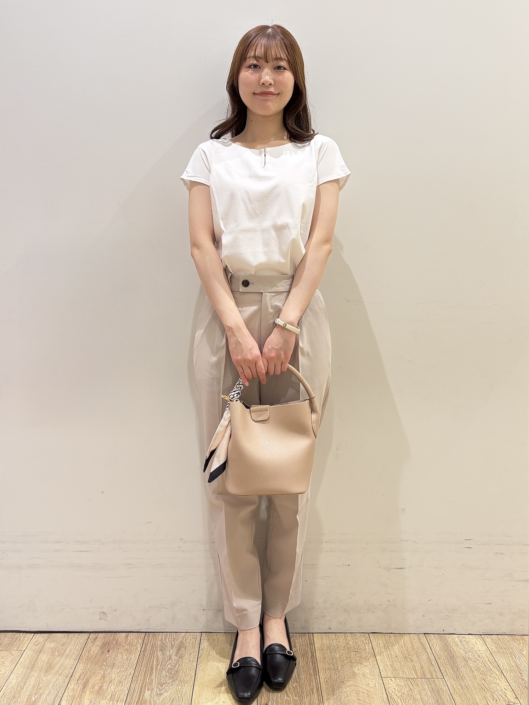 MOMOさんの「index｜【接触冷感】ビジューキーネックフレンチトップス《UVケア／洗濯機OK／XS～3L／8col》」を使ったコーディネート
