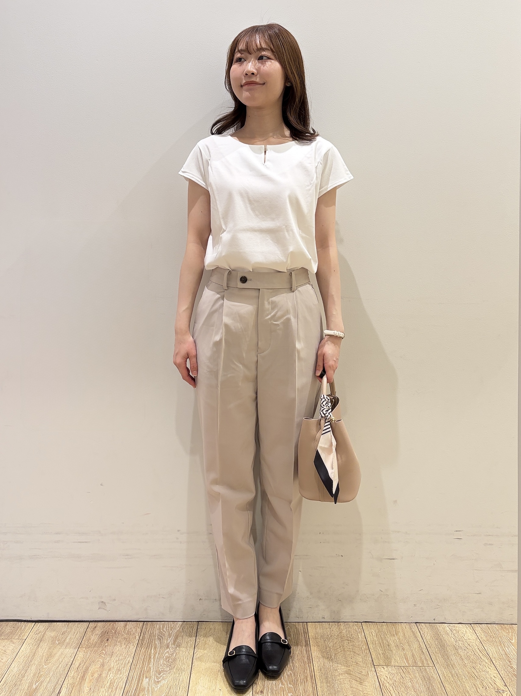 MOMOさんの「index｜【接触冷感】ビジューキーネックフレンチトップス《UVケア／洗濯機OK／XS～3L／8col》」を使ったコーディネート