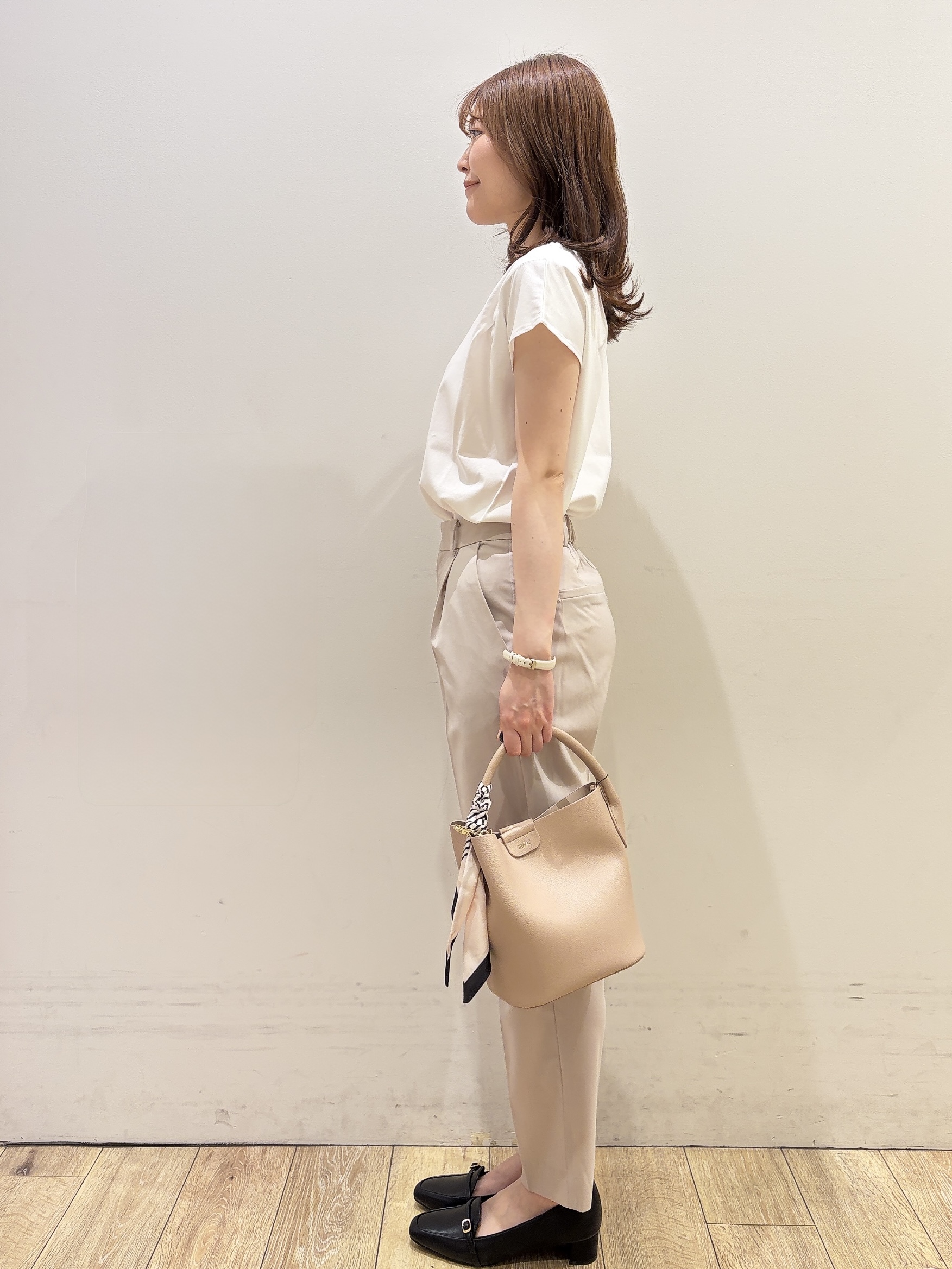 MOMOさんの「index｜【接触冷感】ビジューキーネックフレンチトップス《UVケア／洗濯機OK／XS～3L／8col》」を使ったコーディネート