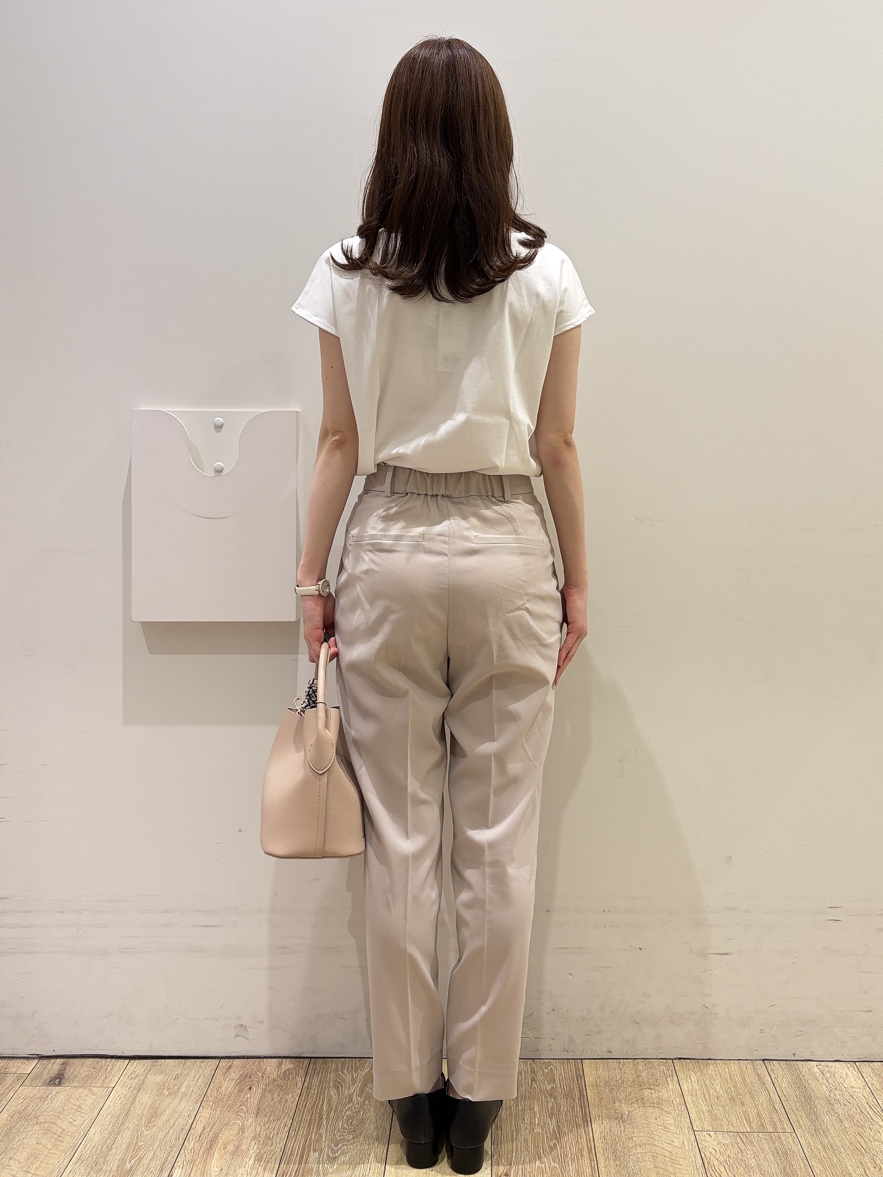 MOMOさんの「index｜【接触冷感】ビジューキーネックフレンチトップス《UVケア／洗濯機OK／XS～3L／8col》」を使ったコーディネート