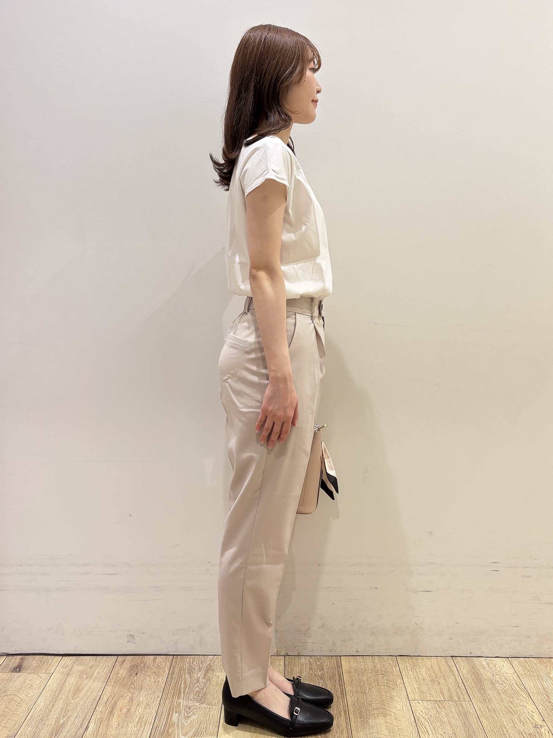 MOMOさんの「index｜【接触冷感】ビジューキーネックフレンチトップス《UVケア／洗濯機OK／XS～3L／8col》」を使ったコーディネート