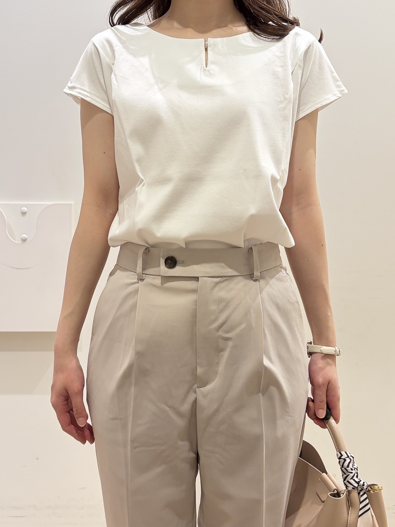 MOMOさんの「index｜【接触冷感】ビジューキーネックフレンチトップス《UVケア／洗濯機OK／XS～3L／8col》」を使ったコーディネート