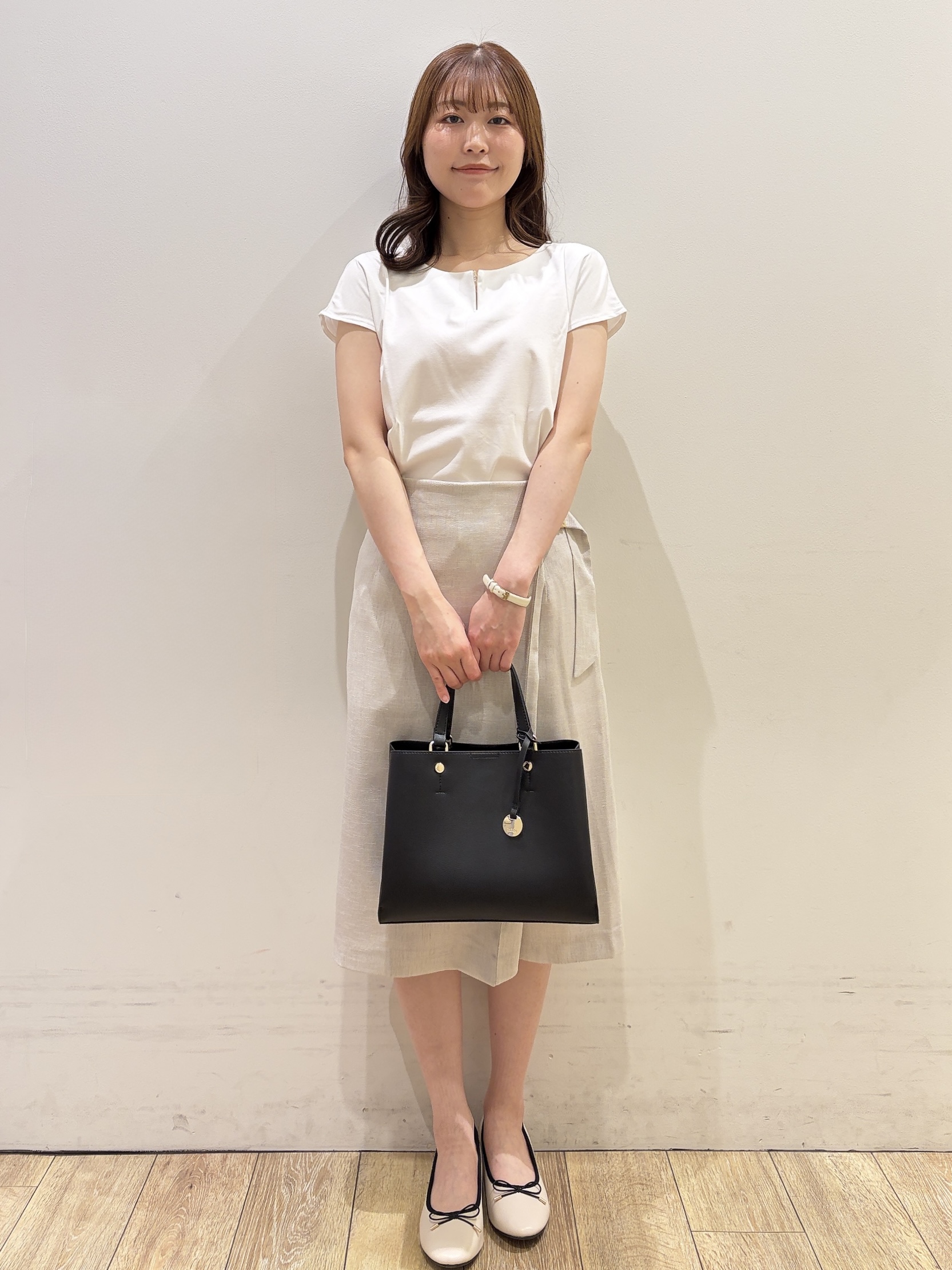 MOMOさんの「index｜【接触冷感】ビジューキーネックフレンチトップス《UVケア／洗濯機OK／XS～3L／8col》」を使ったコーディネート