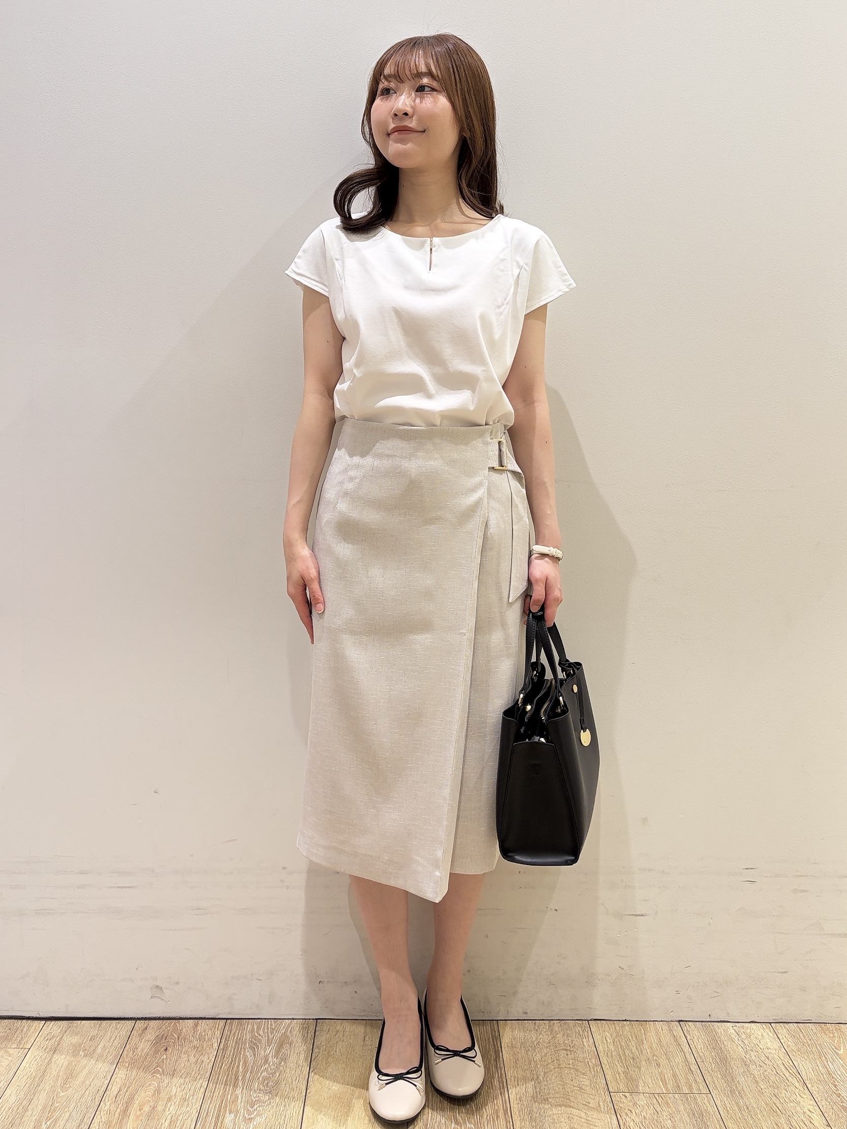MOMOさんの「index｜【接触冷感】ビジューキーネックフレンチトップス《UVケア／洗濯機OK／XS～3L／8col》」を使ったコーディネート