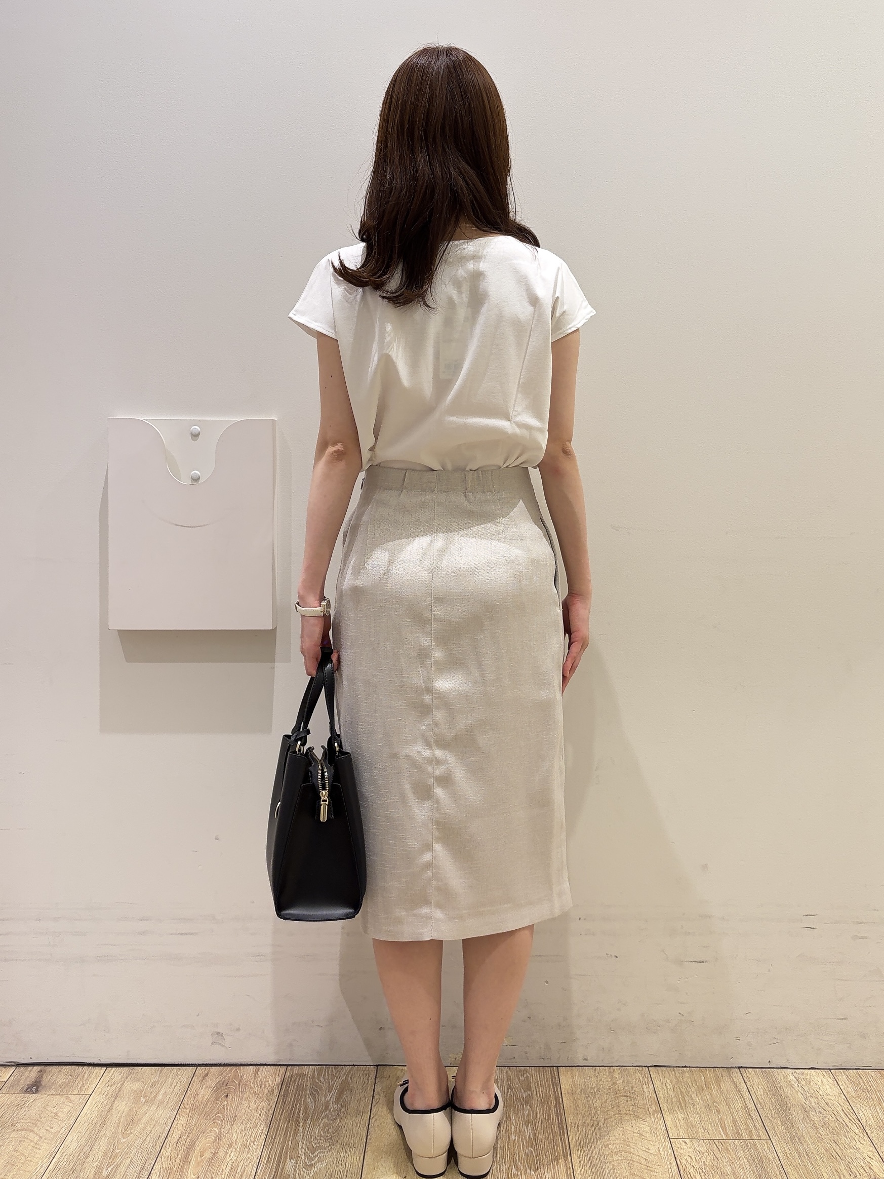 MOMOさんの「index｜【接触冷感】ビジューキーネックフレンチトップス《UVケア／洗濯機OK／XS～3L／8col》」を使ったコーディネート