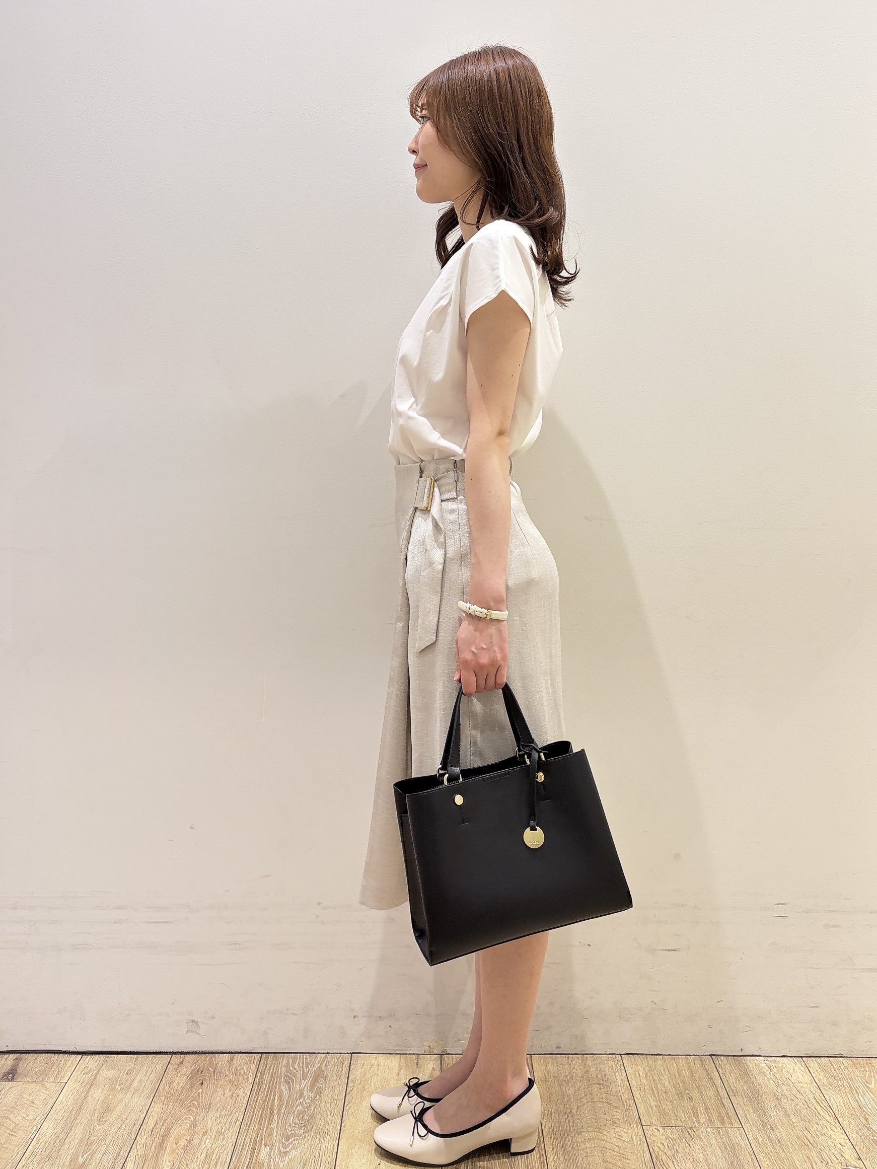 MOMOさんの「index｜【接触冷感】ビジューキーネックフレンチトップス《UVケア／洗濯機OK／XS～3L／8col》」を使ったコーディネート