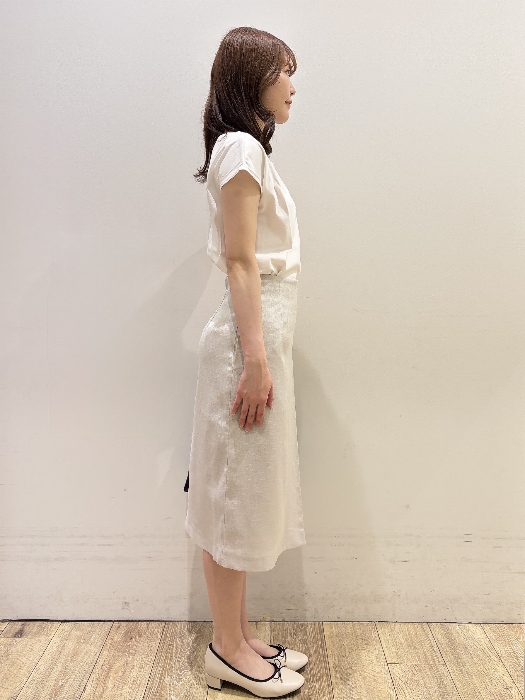 MOMOさんの「index｜【接触冷感】ビジューキーネックフレンチトップス《UVケア／洗濯機OK／XS～3L／8col》」を使ったコーディネート