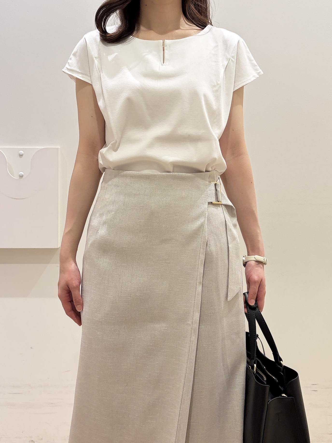 MOMOさんの「index｜【接触冷感】ビジューキーネックフレンチトップス《UVケア／洗濯機OK／XS～3L／8col》」を使ったコーディネート