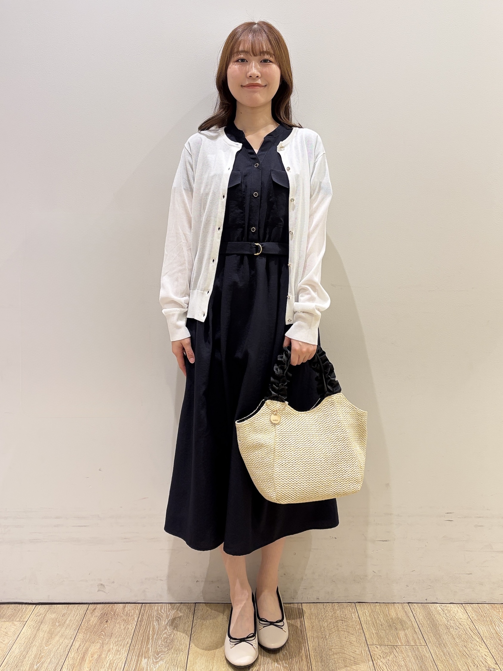 MOMOさんの「index｜【接触冷感】ビジューボタンカーディガン《抗ピリング／洗濯機OK》」を使ったコーディネート