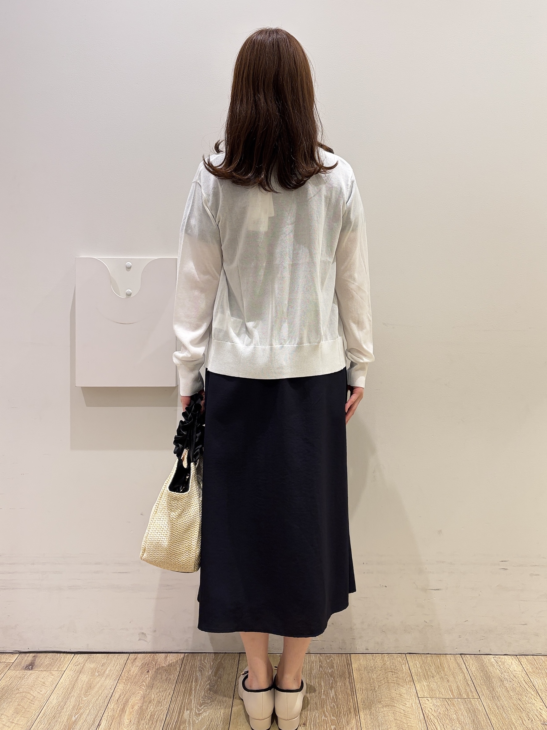 MOMOさんの「index｜【接触冷感】ビジューボタンカーディガン《抗ピリング／洗濯機OK》」を使ったコーディネート
