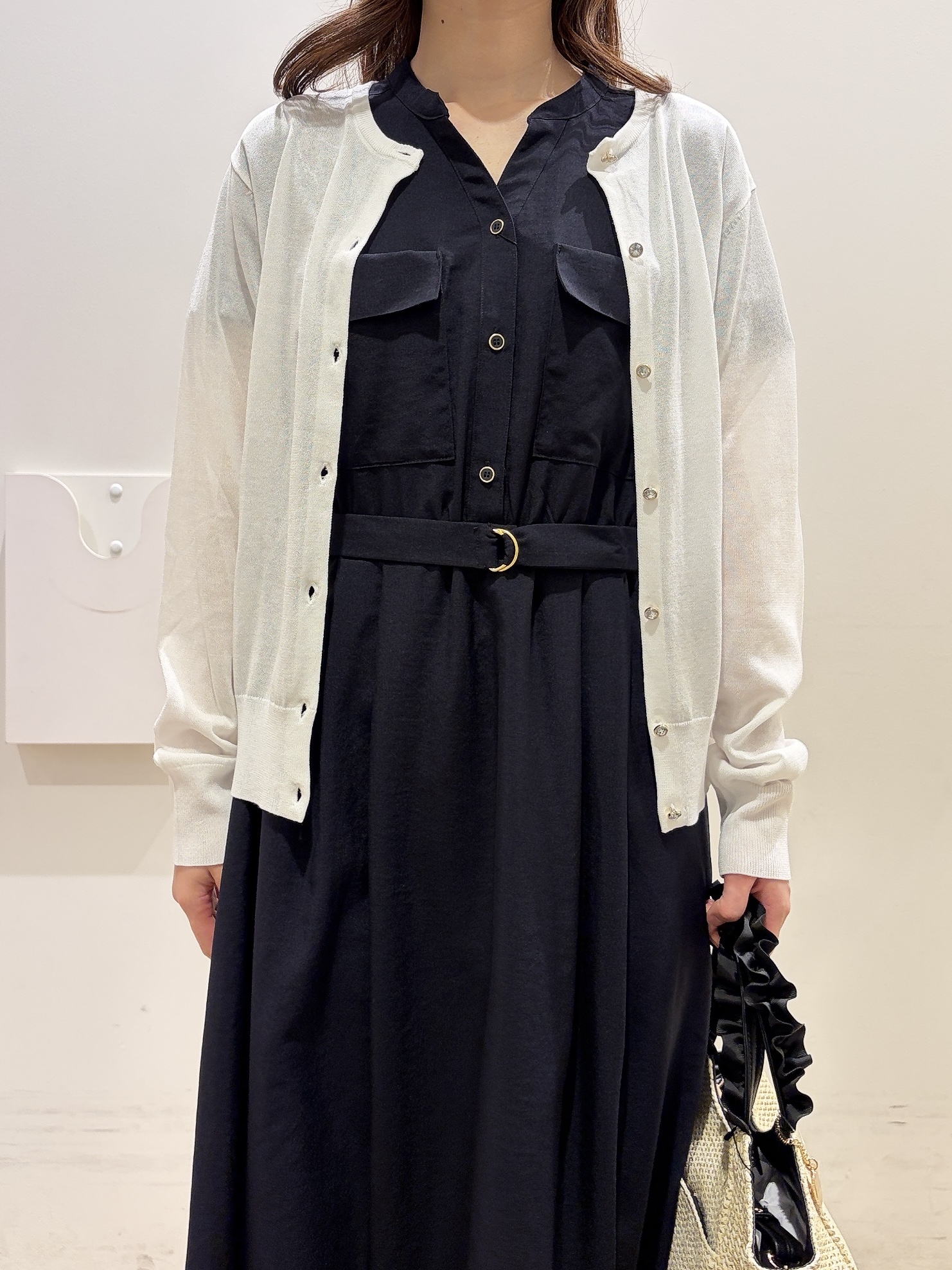 MOMOさんの「index｜【接触冷感】ビジューボタンカーディガン《抗ピリング／洗濯機OK》」を使ったコーディネート