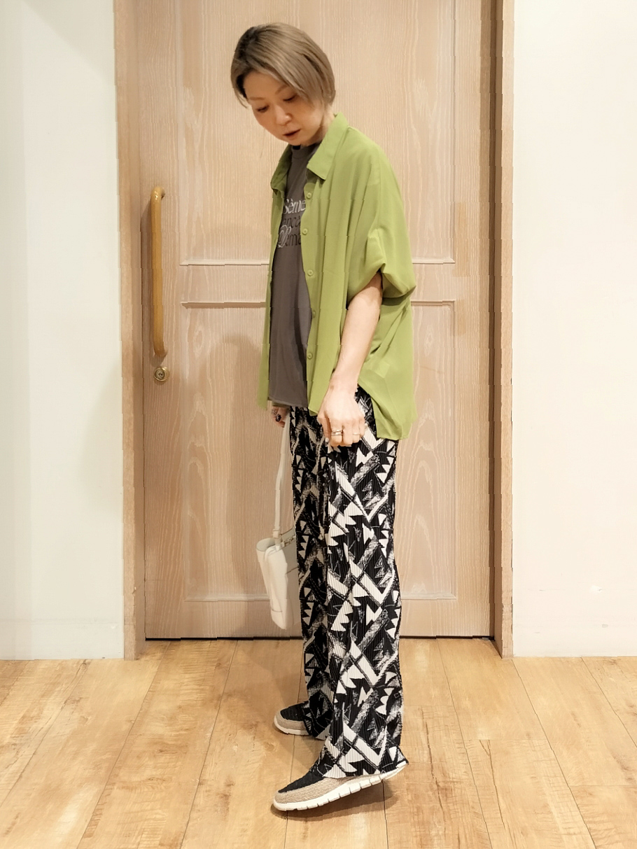 YUKIさんの「SHOO･LA･RUE｜【洗濯機可/体型カバー】羽織るだけで雰囲気変わる 柄アソート ポンチョ風シアーシャツ」を使ったコーディネート
