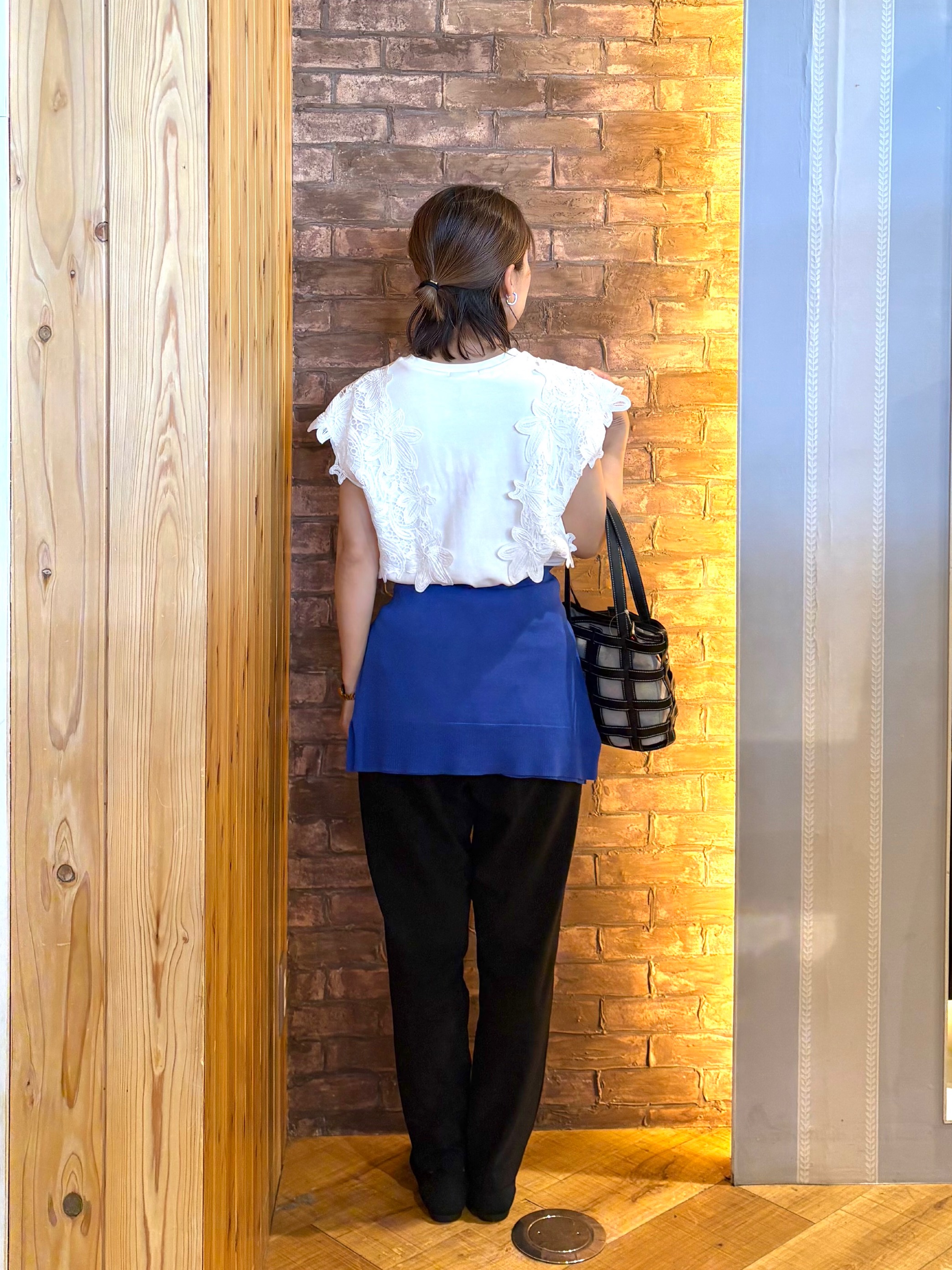 mieさんの「SHOO･LA･RUE｜【洗濯機可/UV】さらっとしたタッチが心地よい ショート丈 Vネックカーディガン」を使ったコーディネート