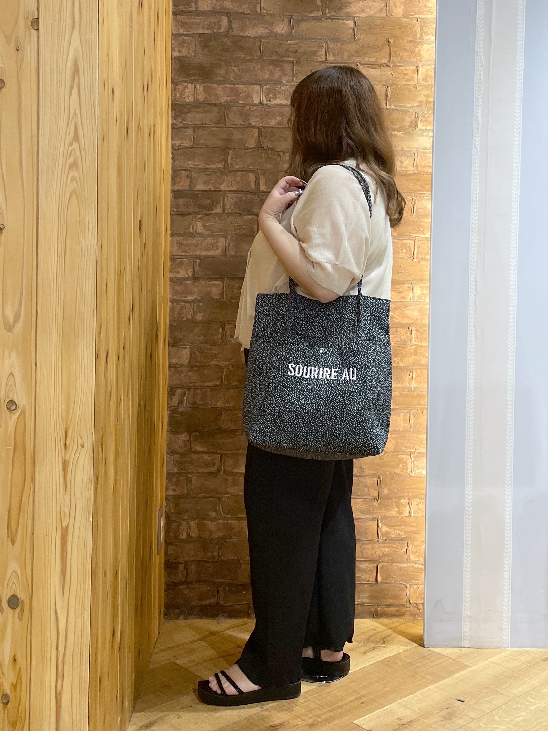Risaさんの「SHOO･LA･RUE｜【洗濯機可/体型カバー】上品ラメがきらめく シアーポンチョ風カーディガン」を使ったコーディネート