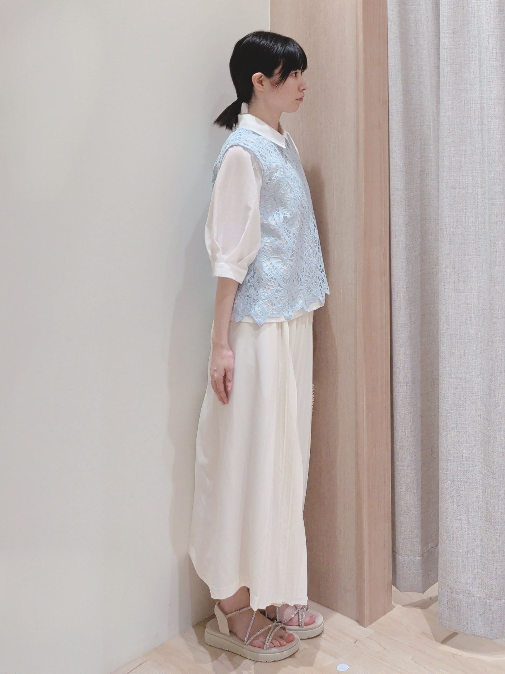 Yuiさんの「grove｜【2点SET・二の腕カバー】レースベスト&times;シアーブラウスSET」を使ったコーディネート