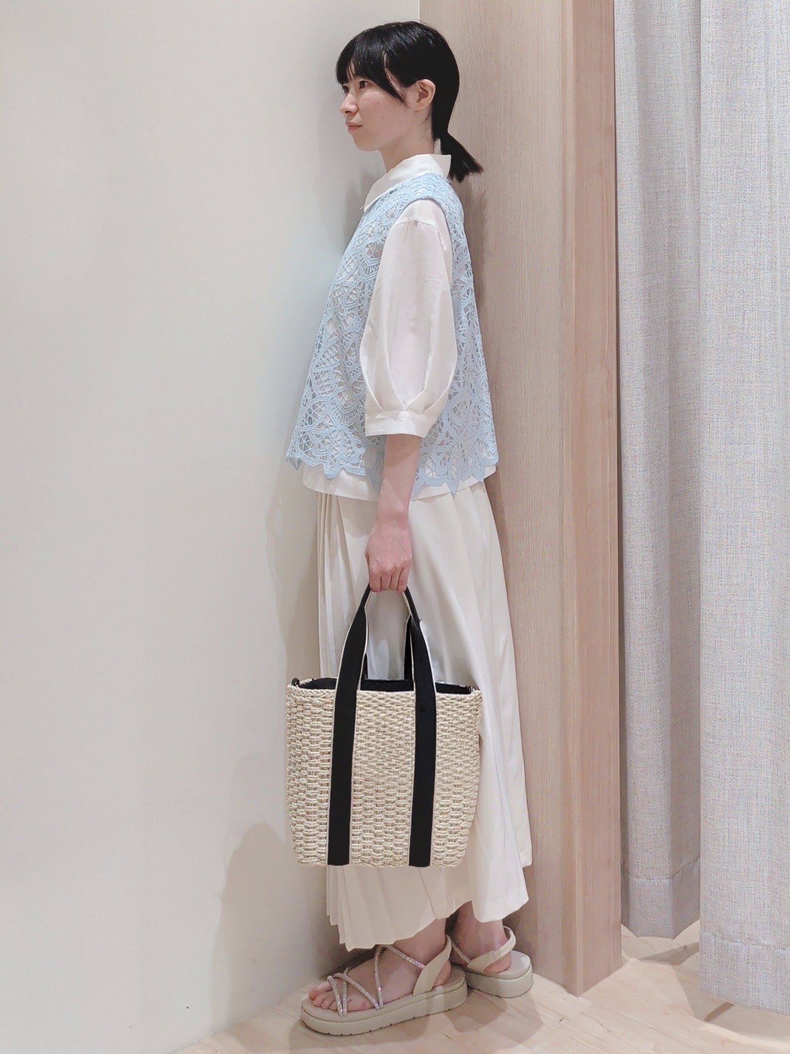Yuiさんの「grove｜【2点SET・二の腕カバー】レースベスト&times;シアーブラウスSET」を使ったコーディネート