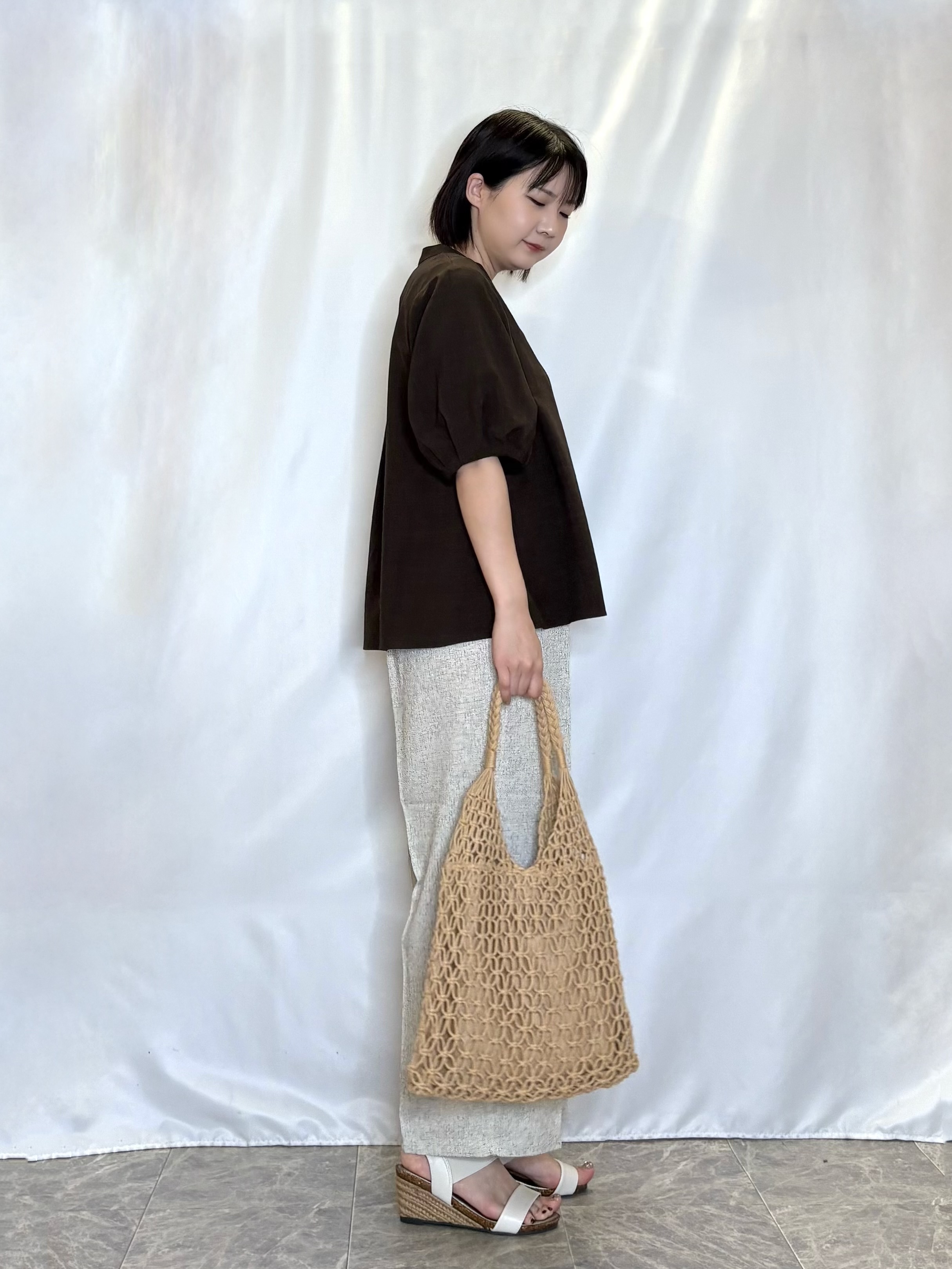 ネリさんの「SHOO･LA･RUE｜【高レビュー/洗濯後しわになりにくい/インせず着られる】自然に体型カバー 麻調ペプラムブラウス」を使ったコーディネート