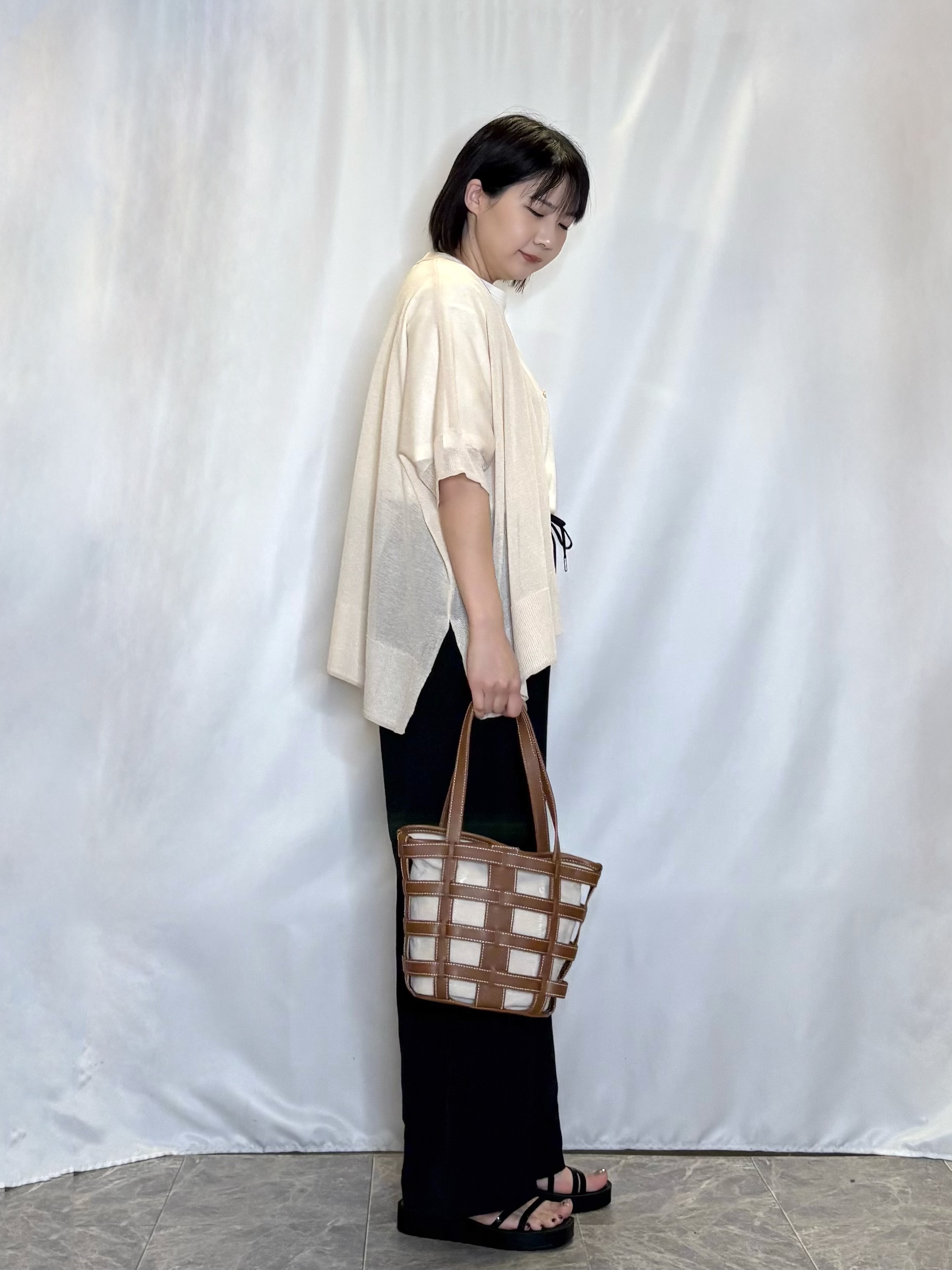 ネリさんの「SHOO･LA･RUE｜【洗濯機可/体型カバー】上品ラメがきらめく シアーポンチョ風カーディガン」を使ったコーディネート