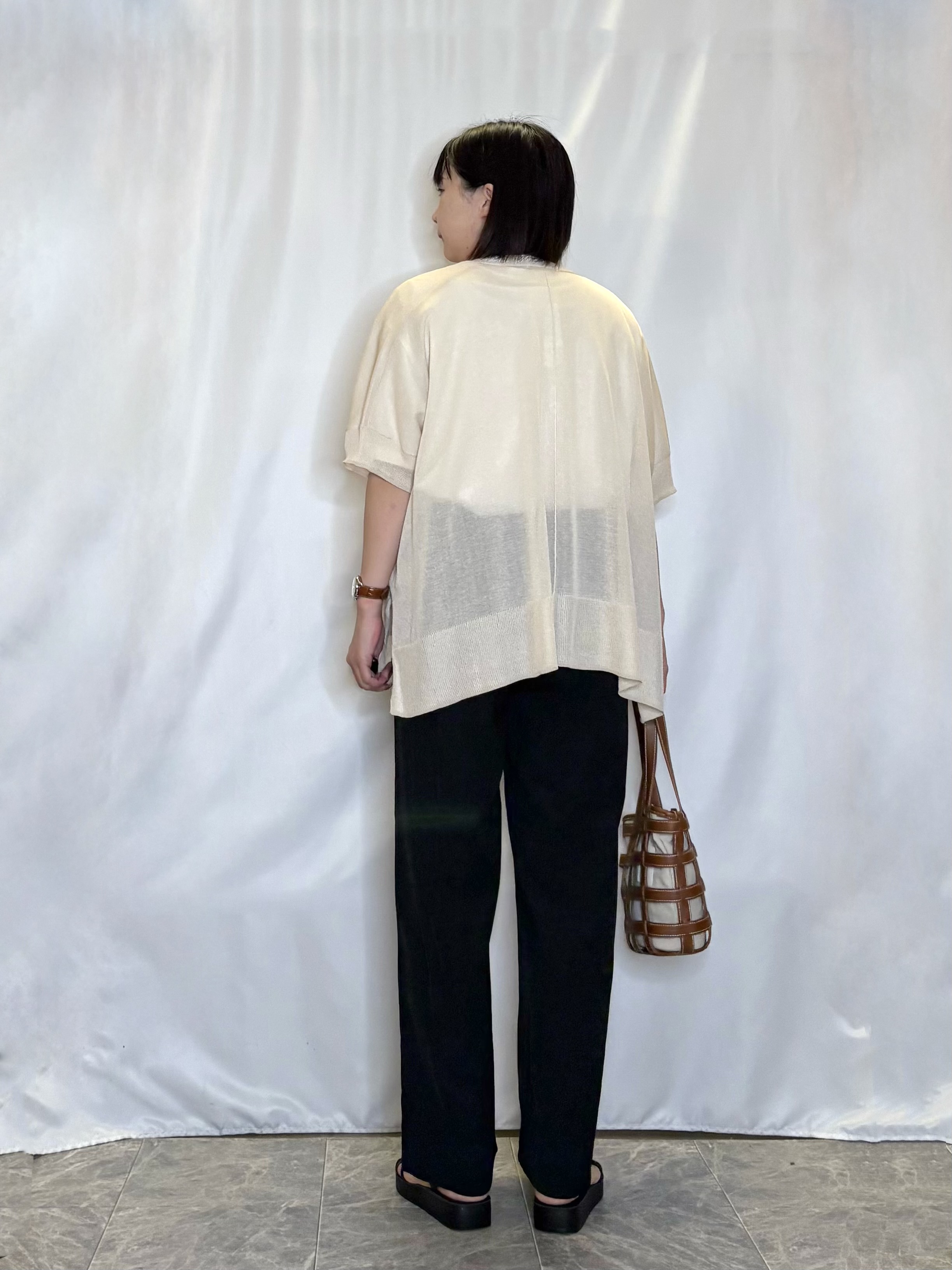 ネリさんの「SHOO･LA･RUE｜【洗濯機可/体型カバー】上品ラメがきらめく シアーポンチョ風カーディガン」を使ったコーディネート