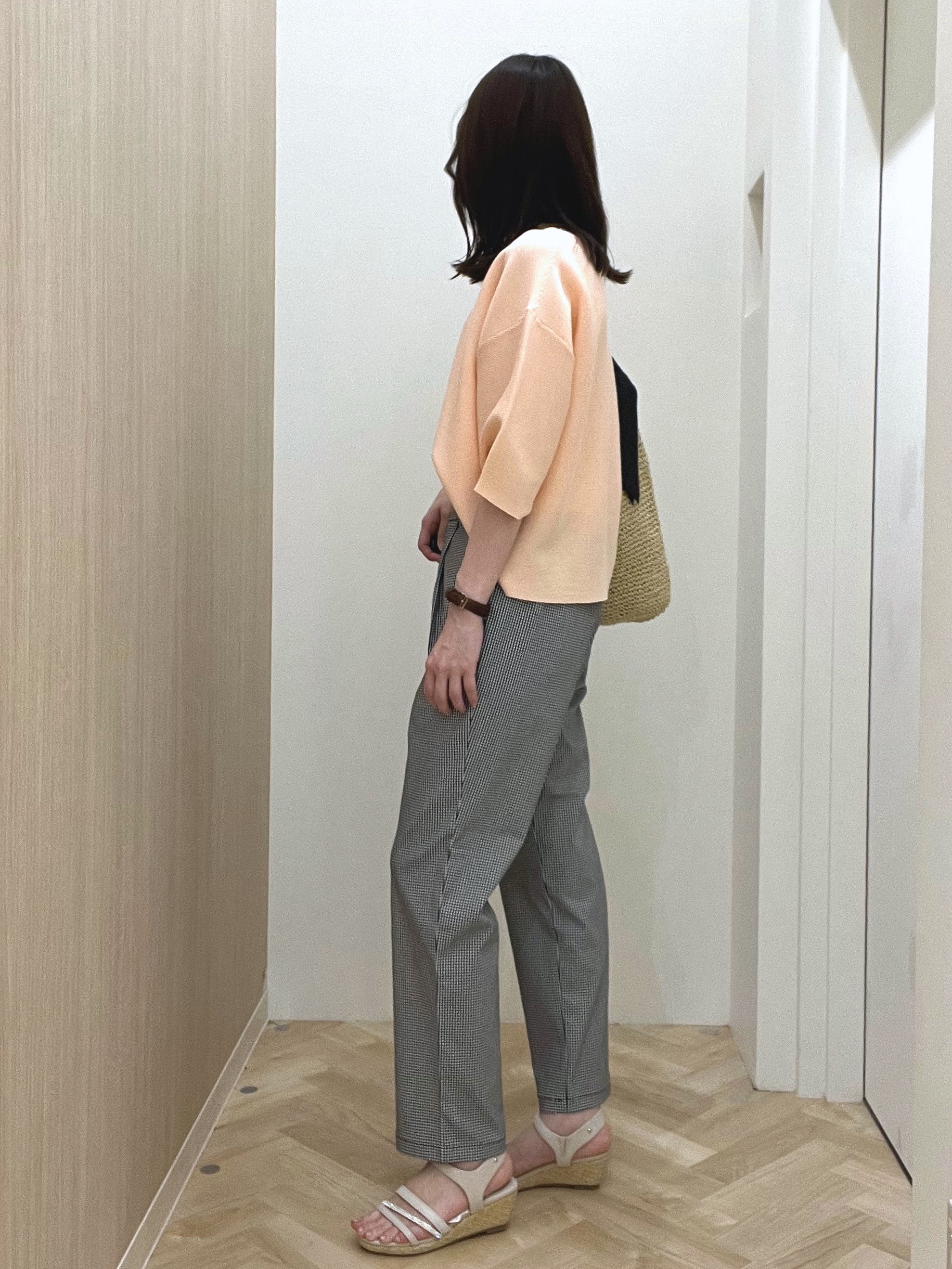  おまつさんの「grove｜【洗濯機OK】レイヤードにもおすすめ、軽やかクロップドニット」を使ったコーディネート