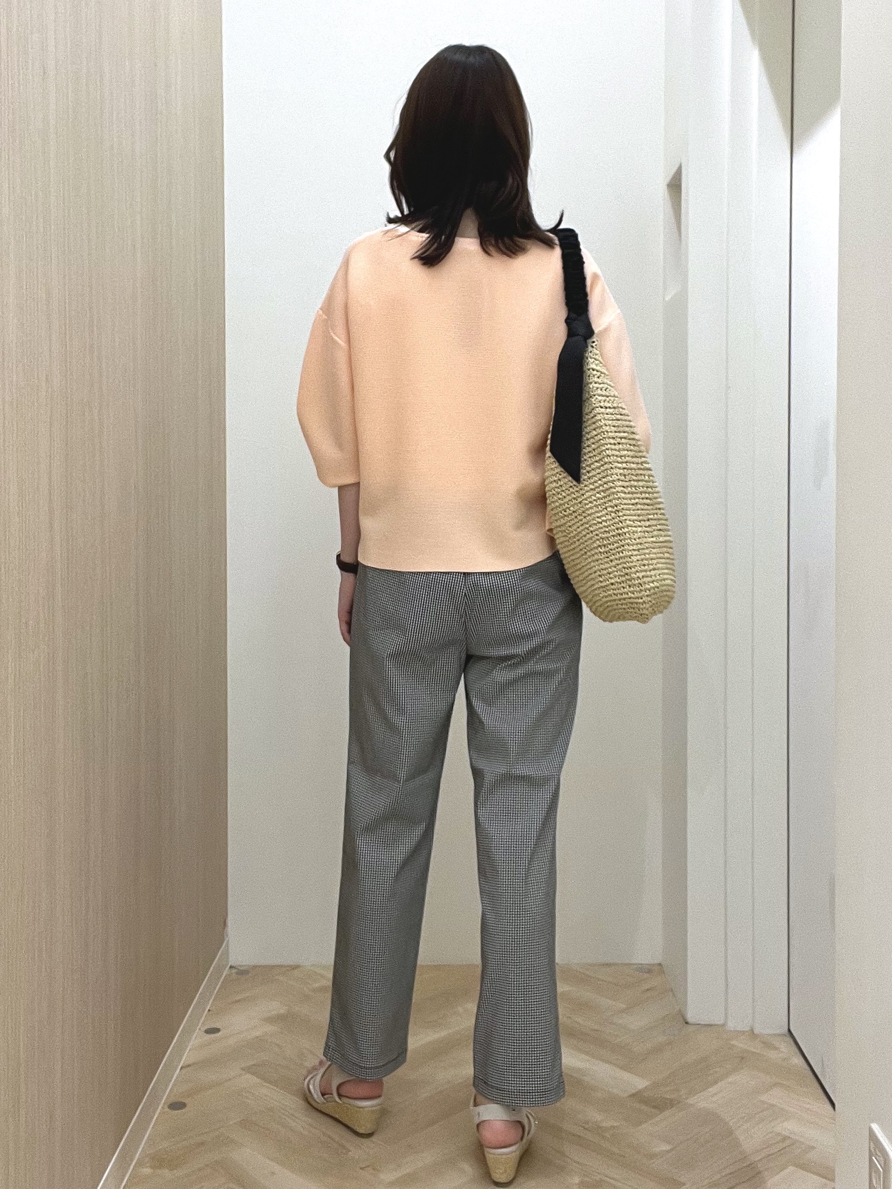  おまつさんの「grove｜【洗濯機OK】レイヤードにもおすすめ、軽やかクロップドニット」を使ったコーディネート