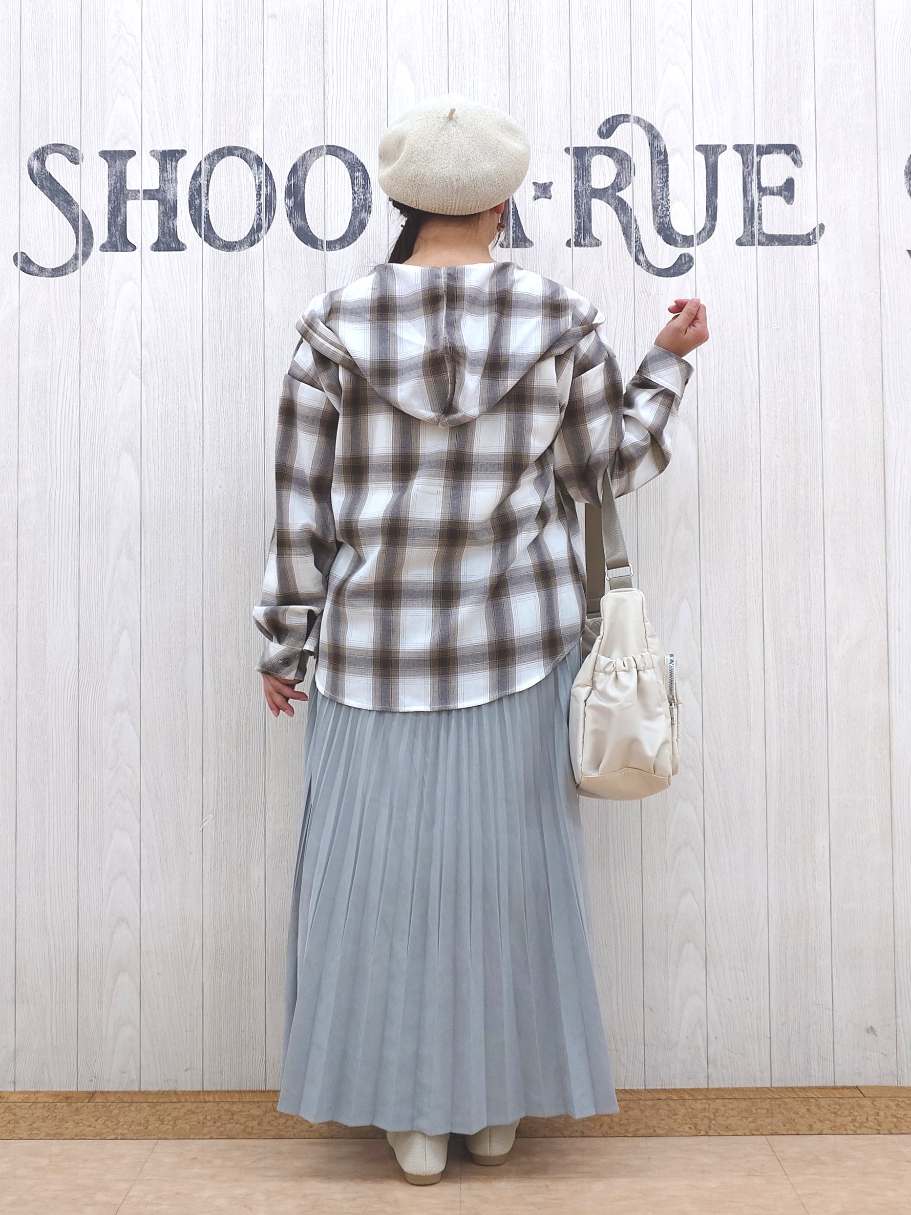 とろろさんの「SHOO･LA･RUE｜【UV/抗菌防臭/洗濯機可】小さめロゴの大人スムースロンT」を使ったコーディネート