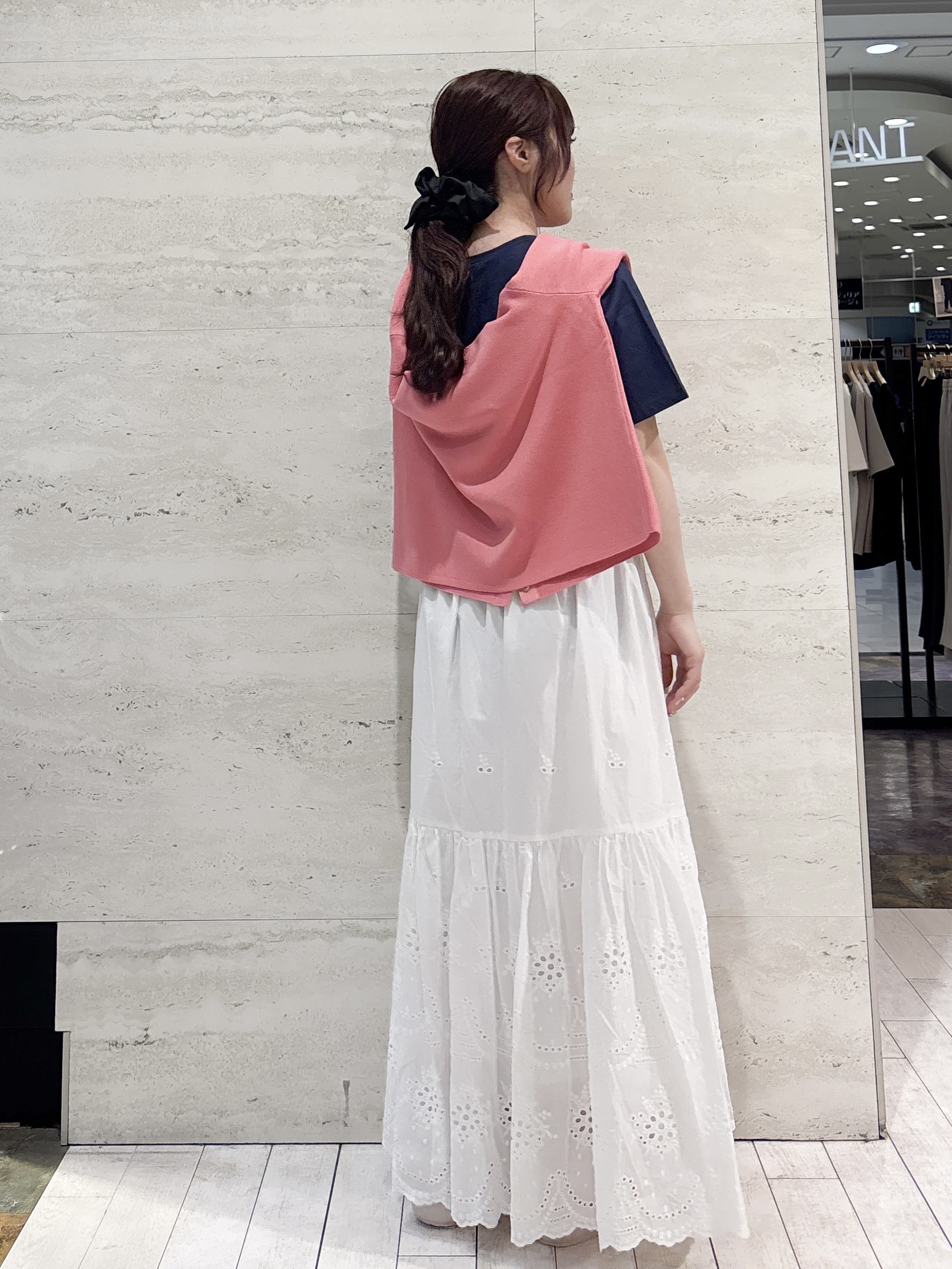 かほさんの「OPAQUE.CLIP｜アソートロゴTシャツ【洗濯機OK】」を使ったコーディネート