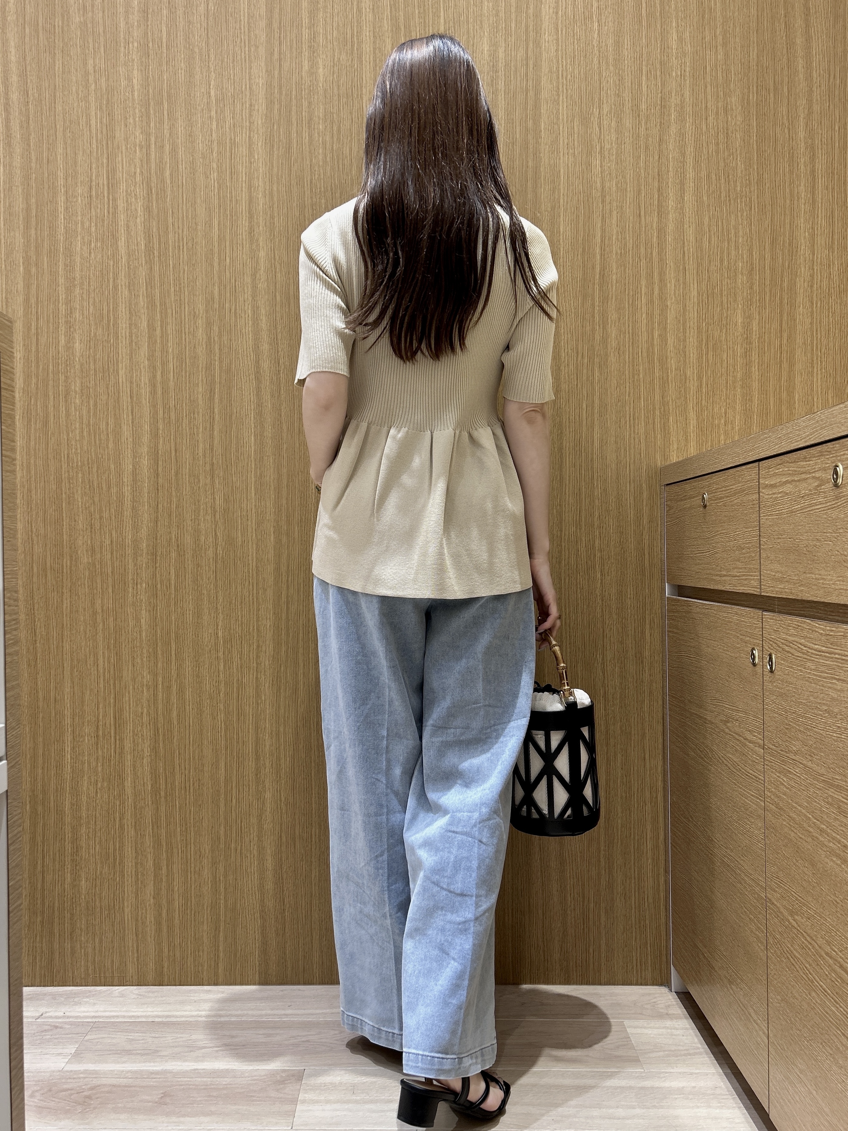 maiさんの「OPAQUE.CLIP｜ペプラムVネックニットカーディガン【洗濯機OK／抗ピル】」を使ったコーディネート