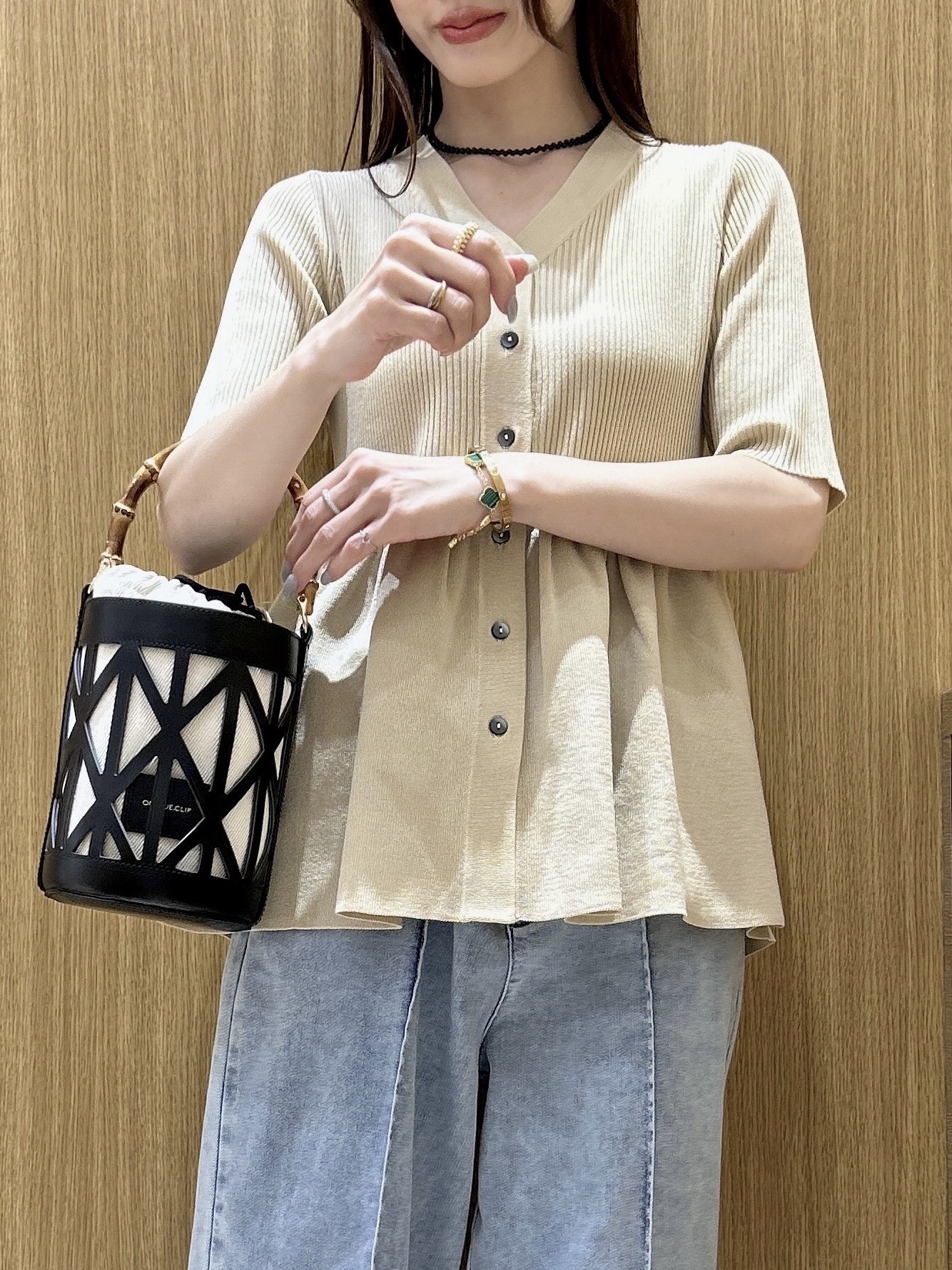 maiさんの「OPAQUE.CLIP｜ペプラムVネックニットカーディガン【洗濯機OK／抗ピル】」を使ったコーディネート