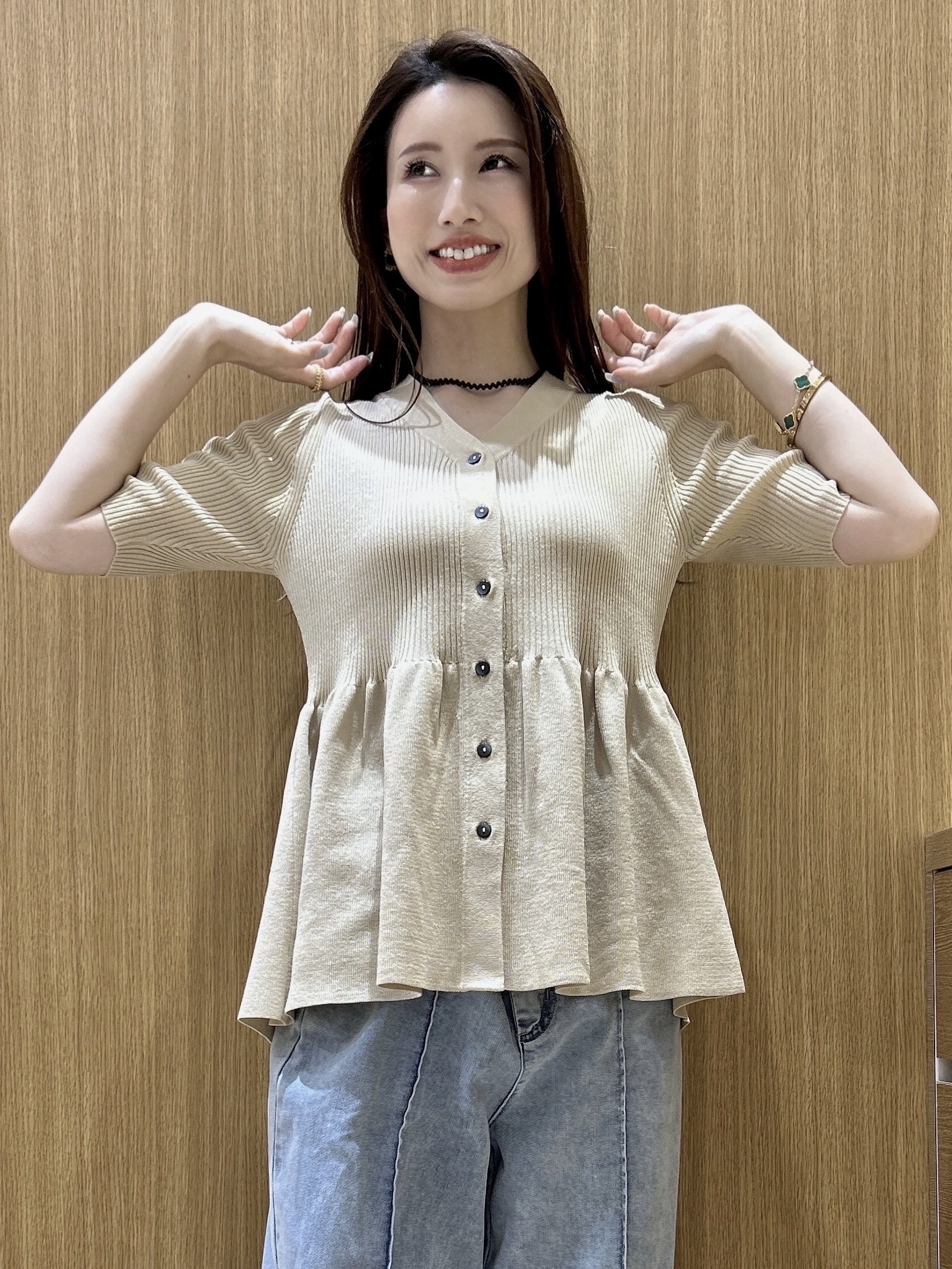 maiさんの「OPAQUE.CLIP｜ペプラムVネックニットカーディガン【洗濯機OK／抗ピル】」を使ったコーディネート