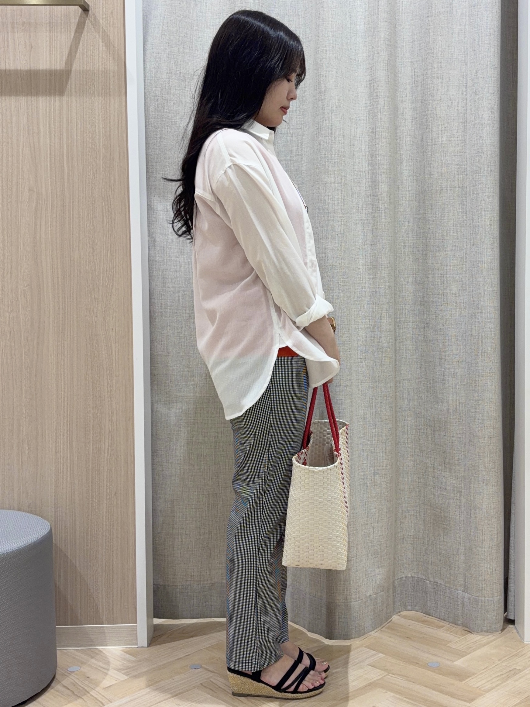 minamiさんの「grove｜【洗濯機OK】朝晩の気温差に◎軽やかシアーシャツ」を使ったコーディネート